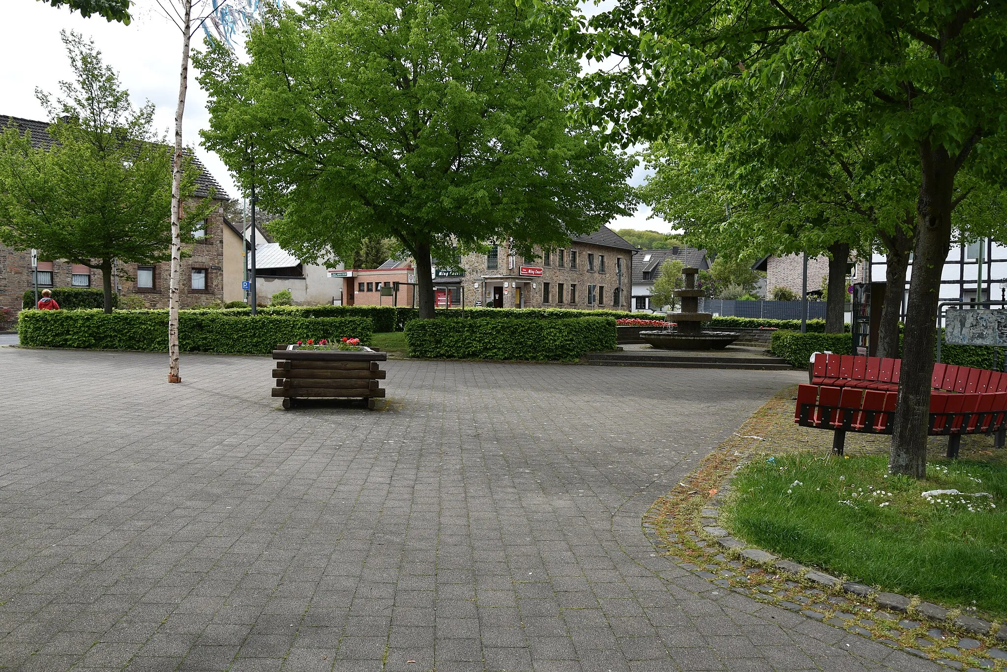 Photo showing: NW section of the Helmut Rösseler Platz at the intersection of Broichstraße and Dürener Straße in Gey (municipality of Hürtgenwald, North-Rhine Westfalia). Restaurant "Ming Court" at the opposite corner of the intersection.