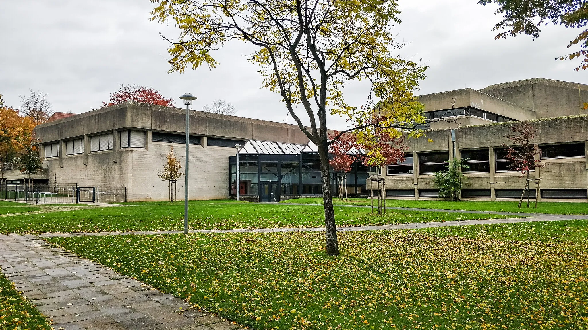 Photo showing: Gymnasium Hückelhoven. Architekten: Brigitte Parade, Christoph Parade. Bauzeit: 1963–1974