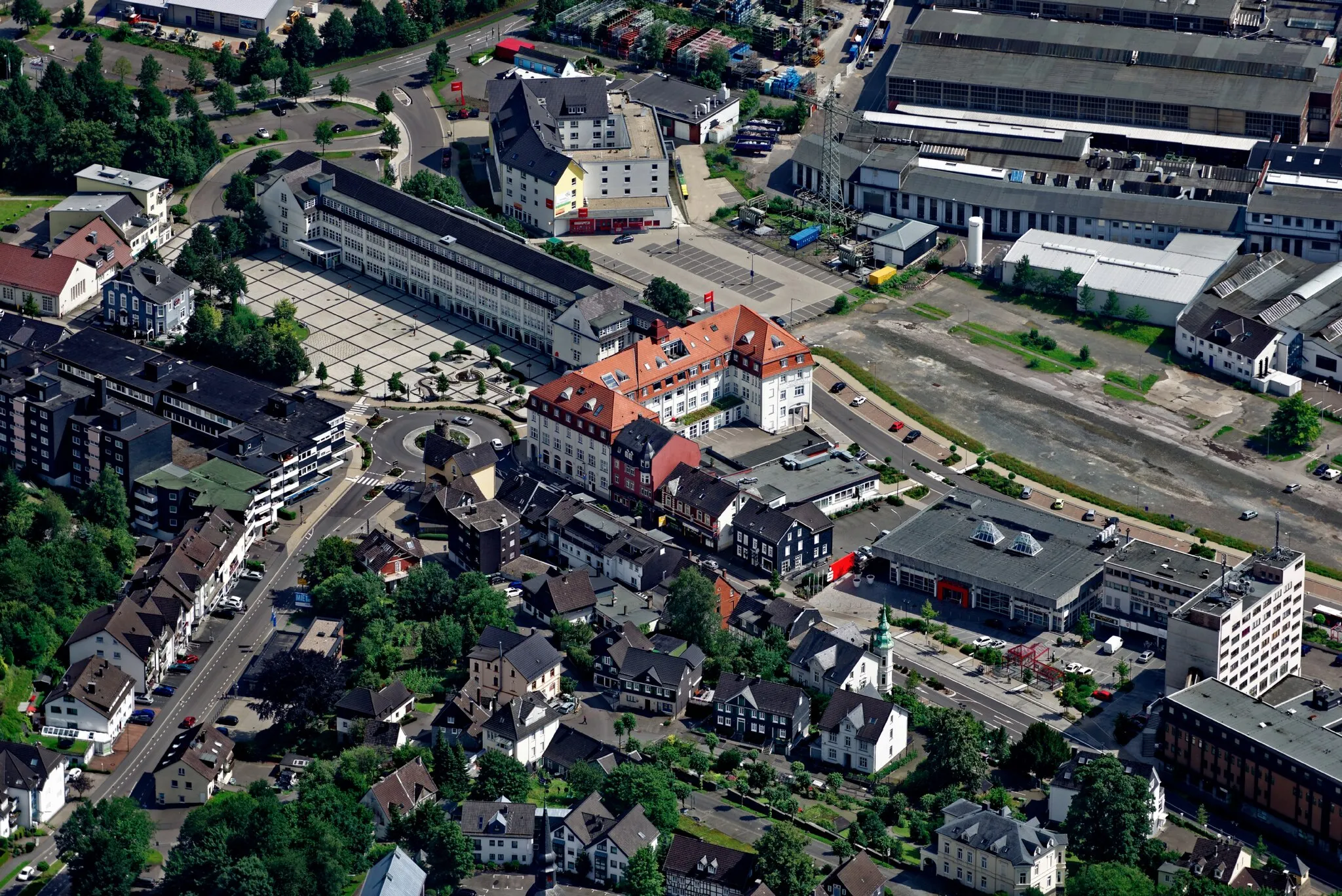 Photo showing: Luftaufnahme: Bergneustadt mit Rathaus und ehemaligem Bahnhof, Nordrhein-Westfalen.
