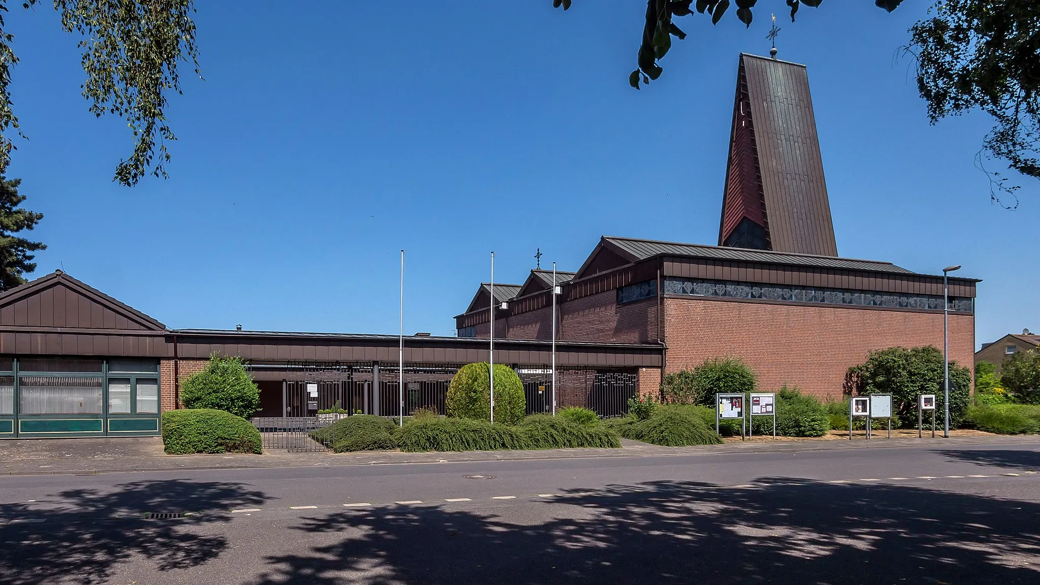 Photo showing: Rath - Friedensstraße   Katholische Pfarrkirche Sankt Lucia 13