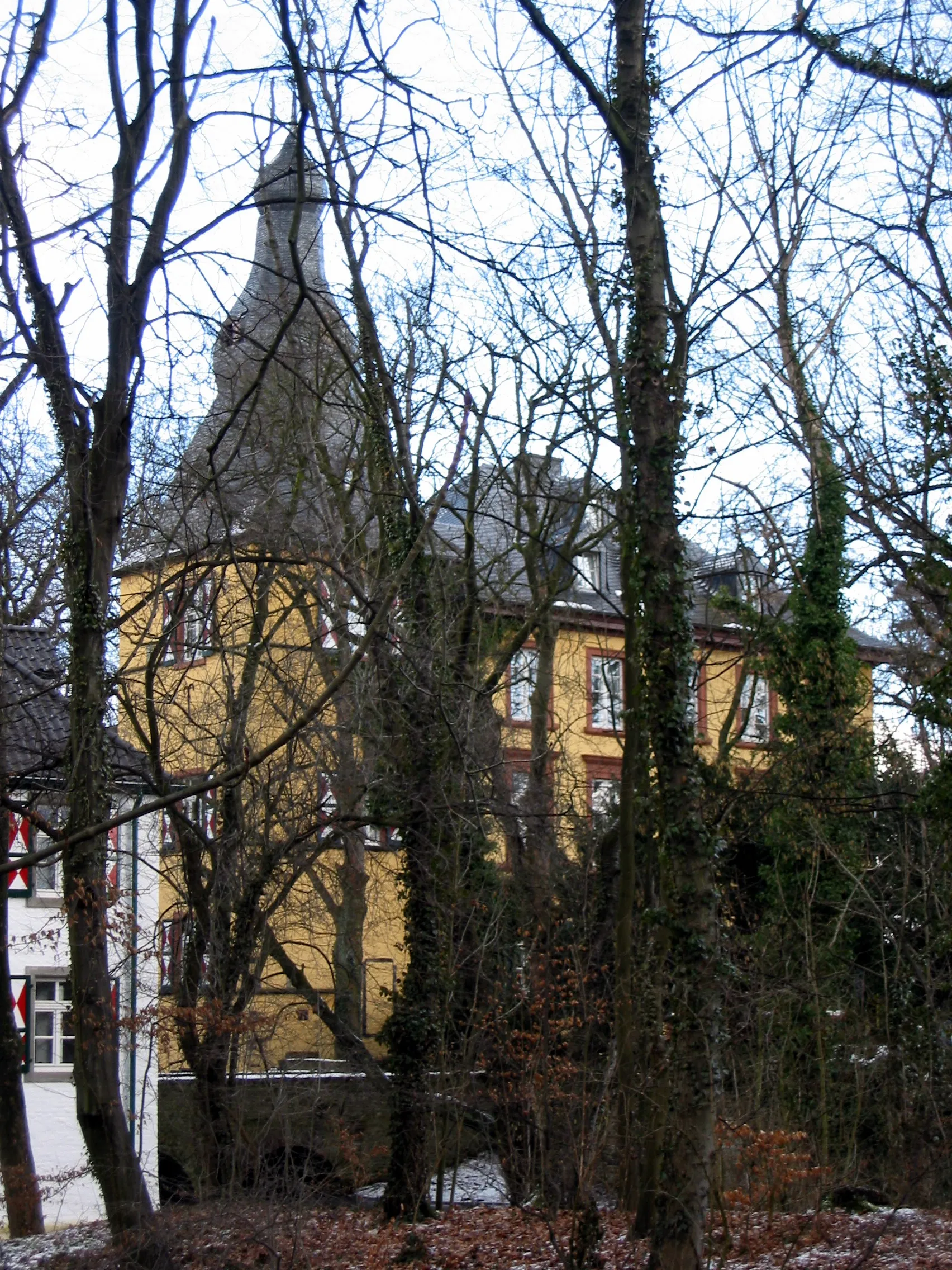 Photo showing: Köln-Holweide Isenburg