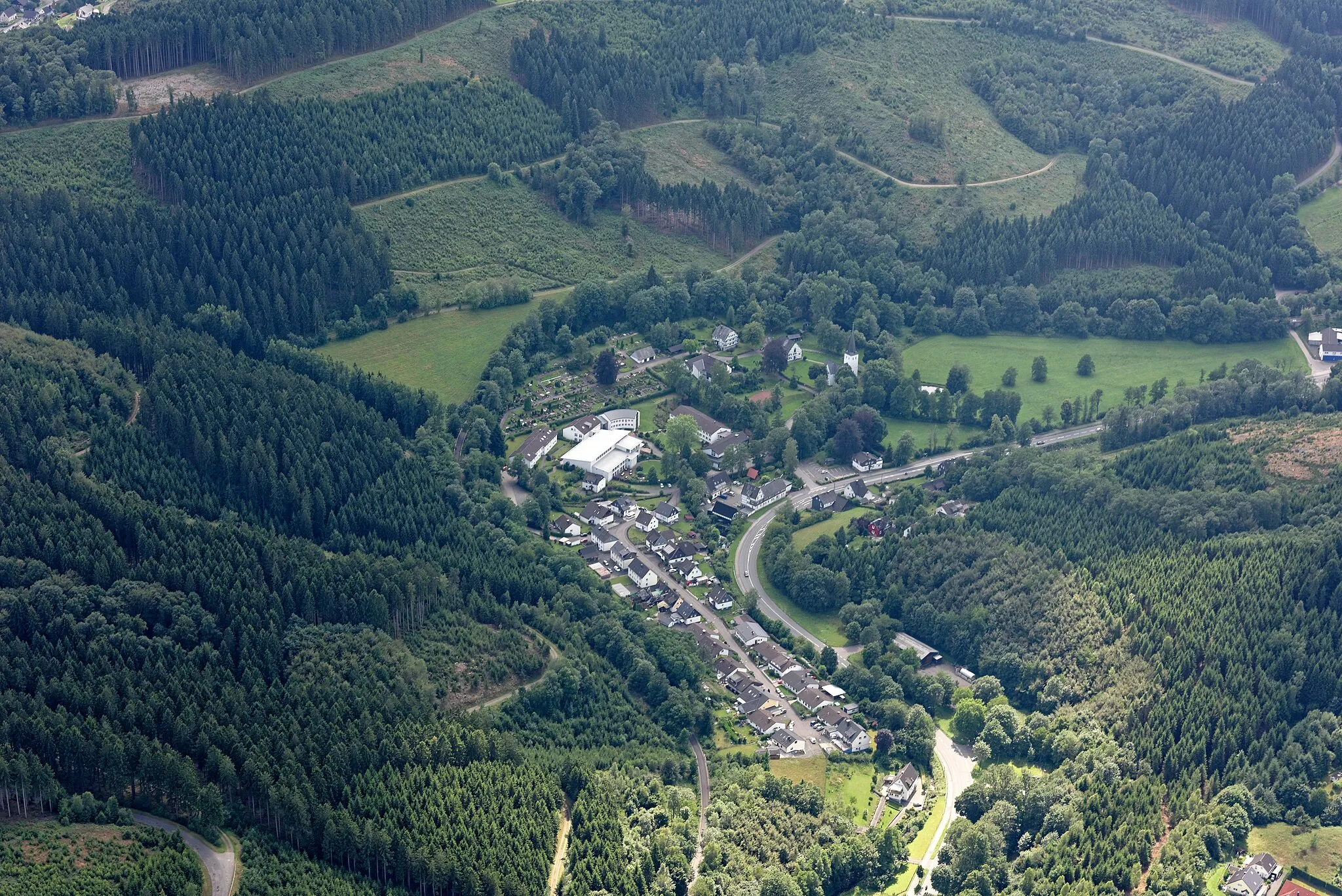 Photo showing: Luftaufnahme: Bergneustädter Ortsteil Wiedenest; Bundesstraße 55, Nordrhein-Westfalen