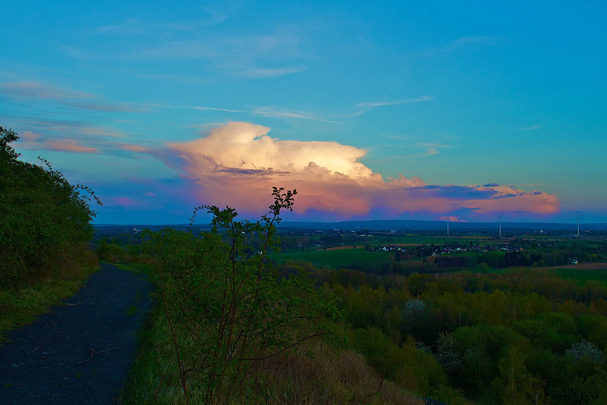 Photo showing: Regenwolke über der Eifel von der Halde Nordstern bei Herzogenrath.