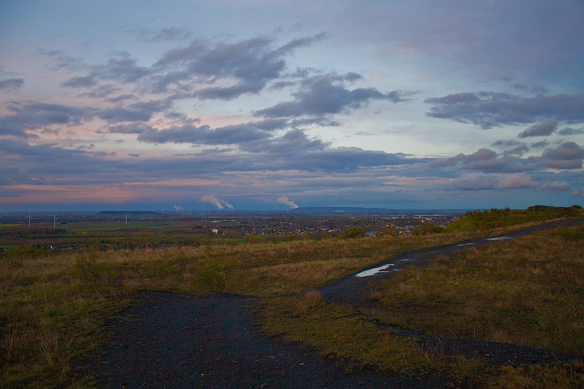 Photo showing: Blick Richtung Nordosten von der Halde Nordstern (Herzogenrath). Zu sehen ist u.a. die Sophienhöhe bei Jülich und diverse Braunkohlekraftwerke vom Braunkohletagebau Garzweiler.