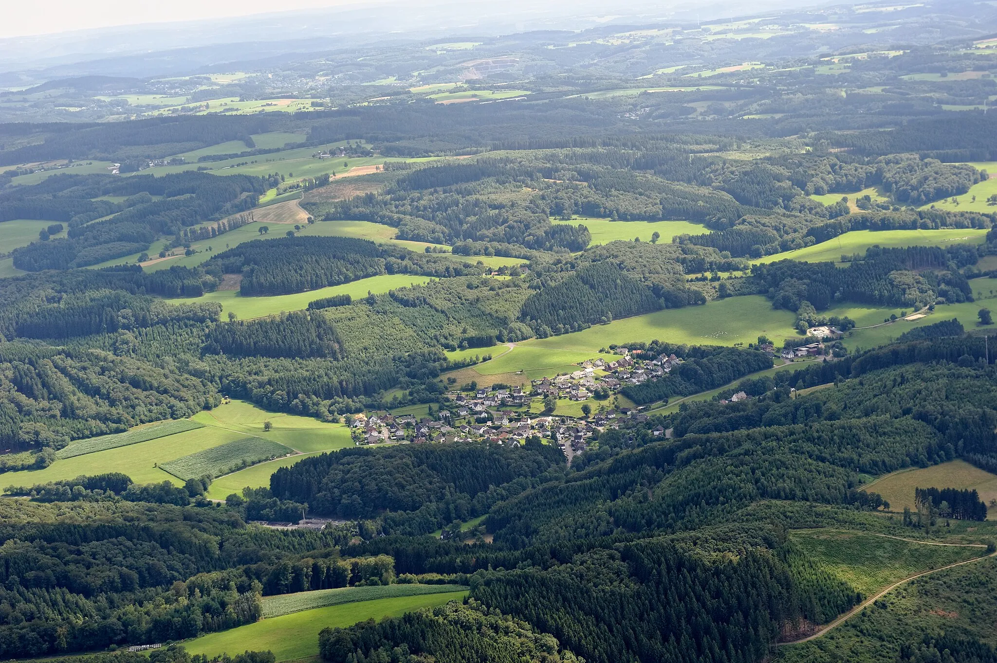 Photo showing: Fotoflug Sauerland West. Bergneustadt-Neuenothe, Blick Richtung Süden.