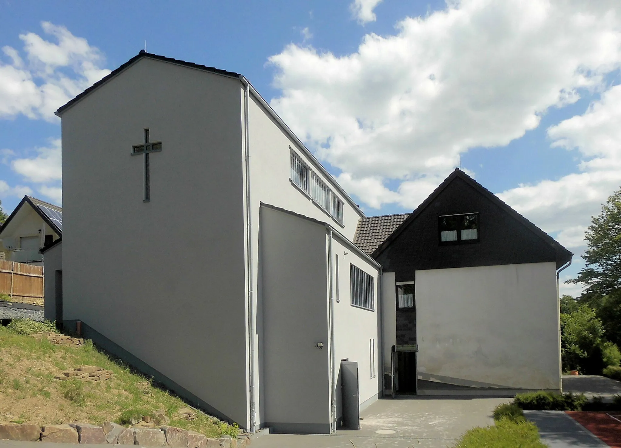 Photo showing: Südseite der evangelischen Kirche  in Harscheid, Gemeinde Nümbrecht, Oberbergischer Kreis, Nordrhein-Westfalen, Deutschland