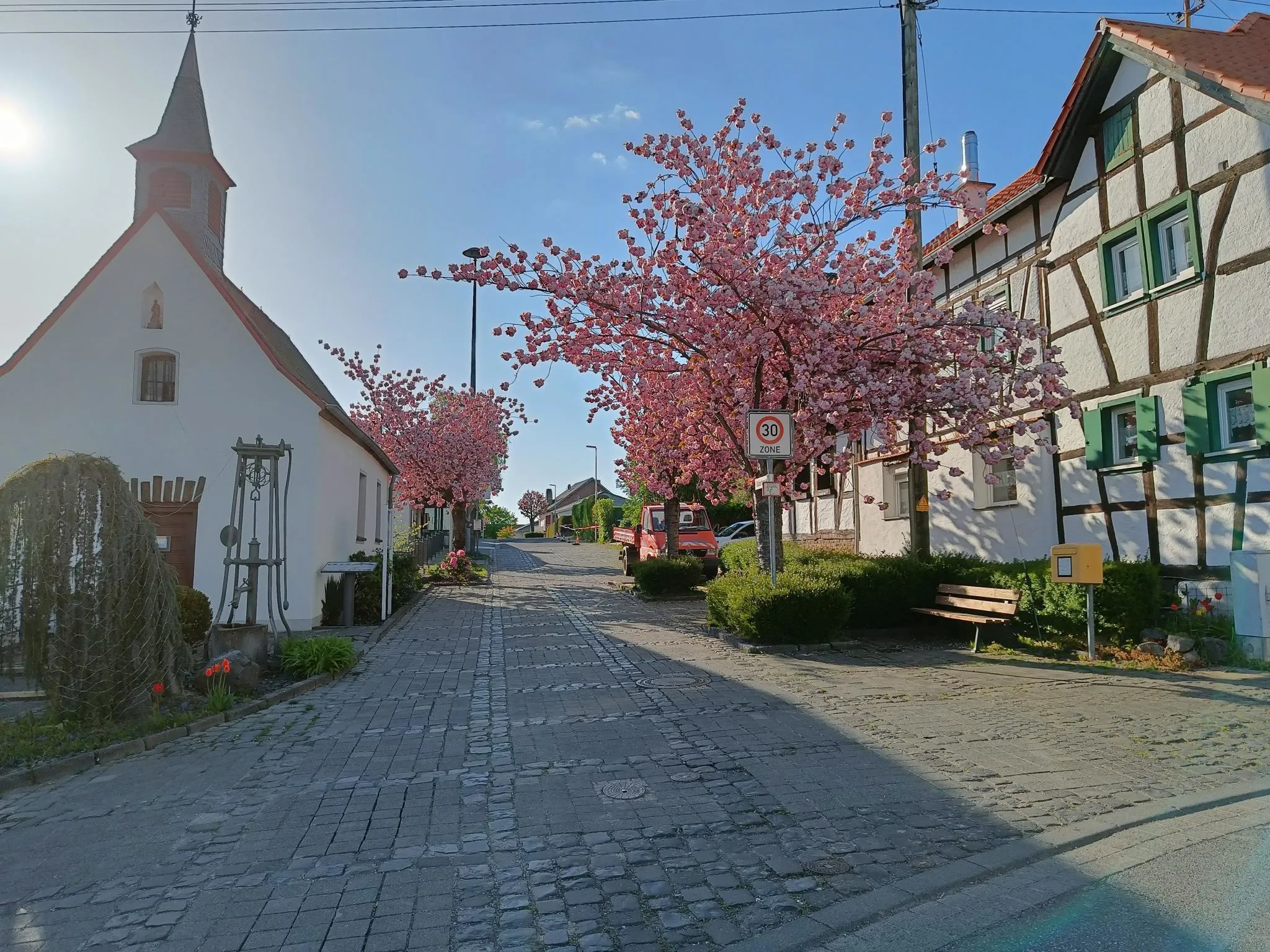 Photo showing: Die Ortsmitte von Birresdorf. Auf der rechten Seite ist die 1671 eingeweihte und 1982 verschobene Kapelle St. Hubertus zu sehen.