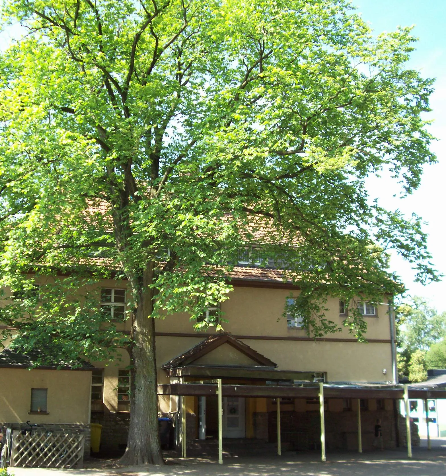Photo showing: Altes Schulhaus (Baujahr 1920-1922) in Bergisch Gladbach Hand