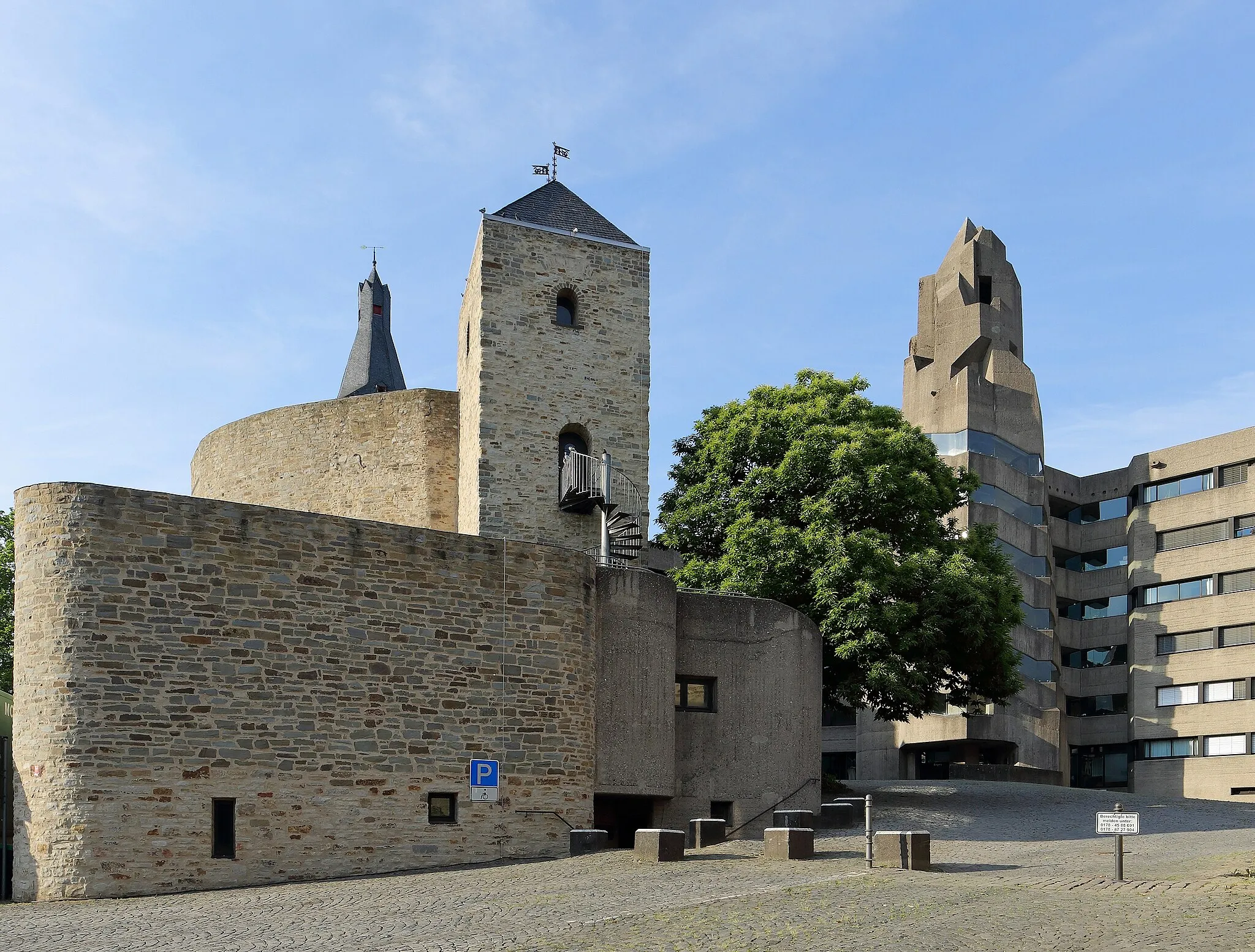 Photo showing: This is a photograph of an architectural monument. It is on the list of cultural monuments of Bergisch Gladbach, no. 19.
Bensberg City Hall, Bergisch Gladbach, NRW, Germany, consists of a medieval castle and a brutalist annex, built from 1962–1969. The annex was designed by Gottfried Böhm, a Pritzker Prize winning architect from Cologne.