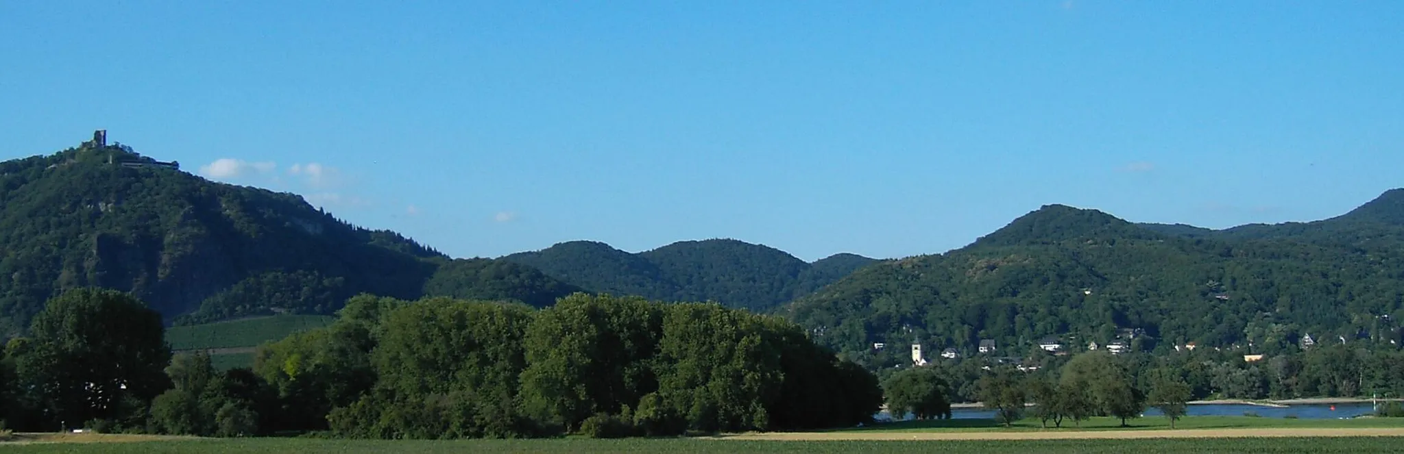 Photo showing: The Siebengebirge hills in Bad Honnef-Rhöndorf.