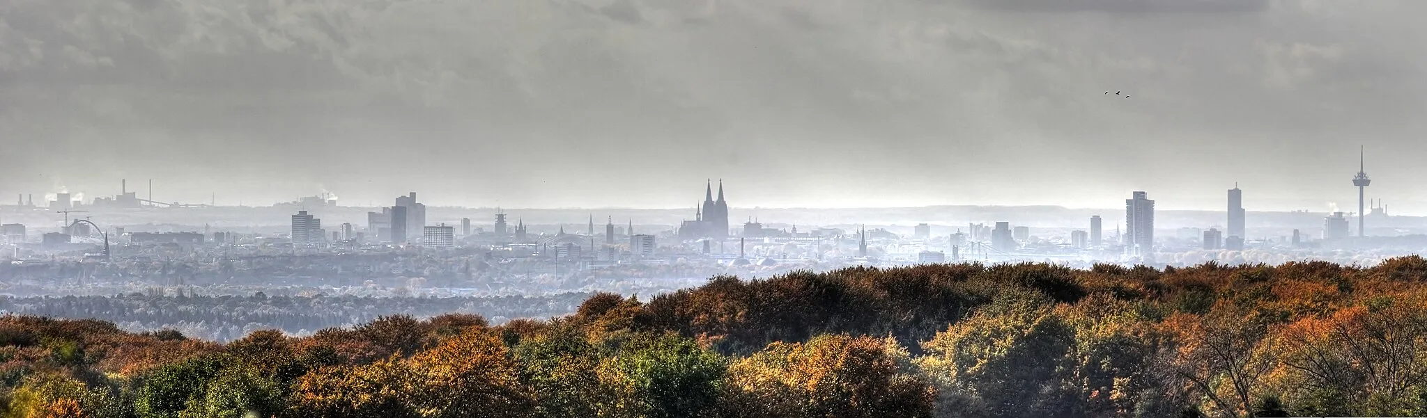 Photo showing: Skyline of Cologne, Germany on a rainy day. Taken from a hill in Voiswinkel