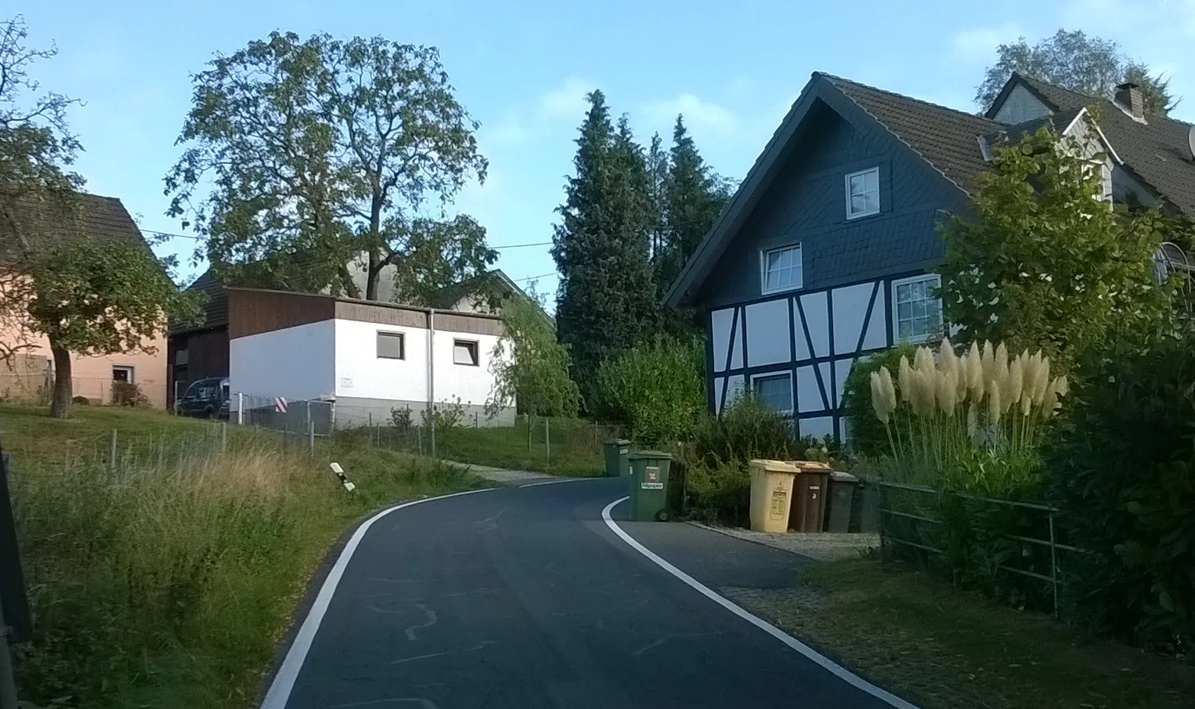 Photo showing: Straße in Falkemich (Overath, NRW)