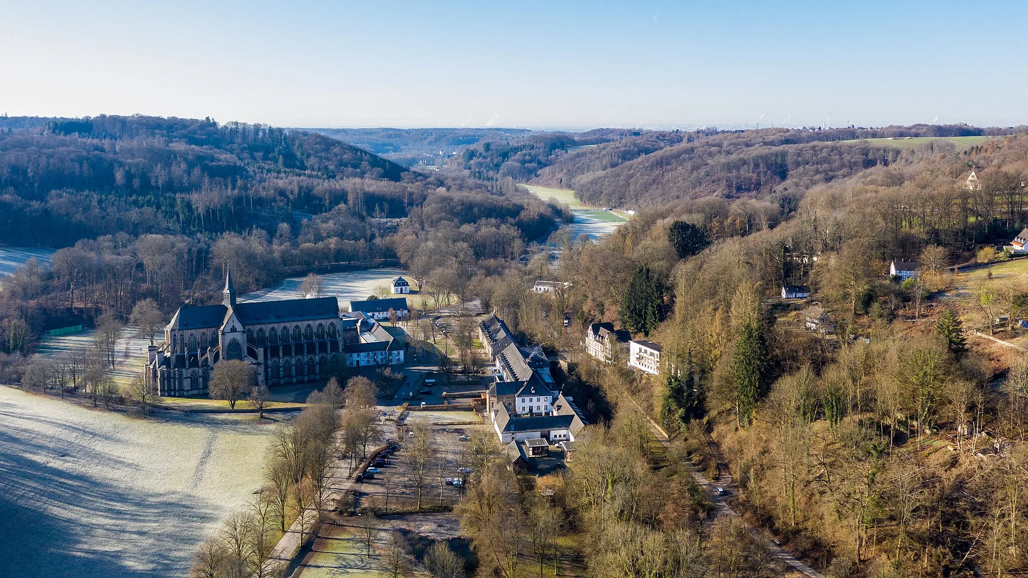 Photo showing: Altenberg, Bergisches Land - Luftaufnahme. Links: Altenberger Dom