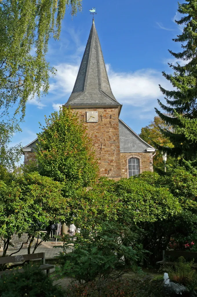 Photo showing: evangelische Kirche Dabringhausen 2013, Vorderansicht mit Turm und kleiner Anlage mit Springbrunnen