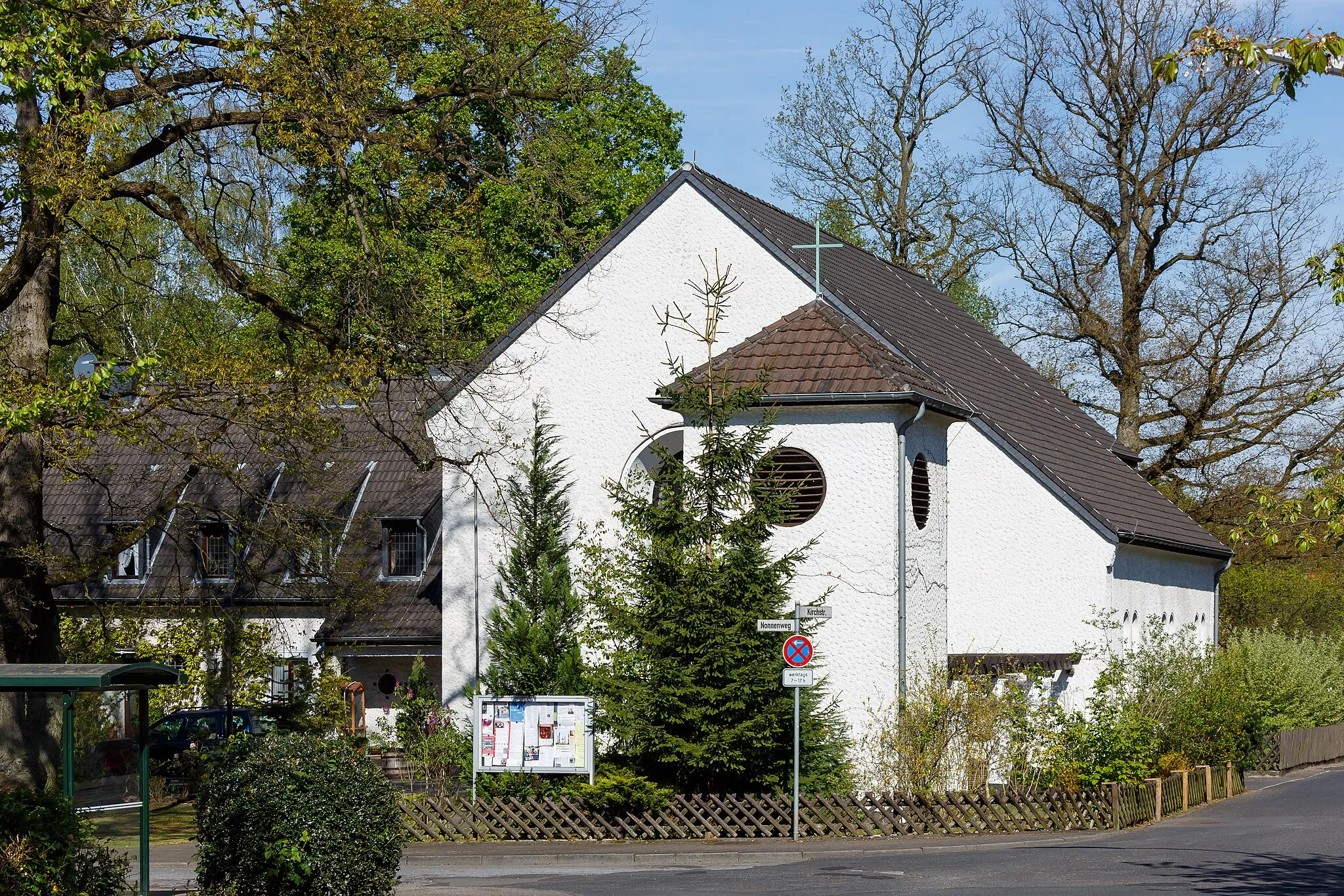 Photo showing: Kleineichen, Germany: Catholic church "Heilige Familie" (Holy family)