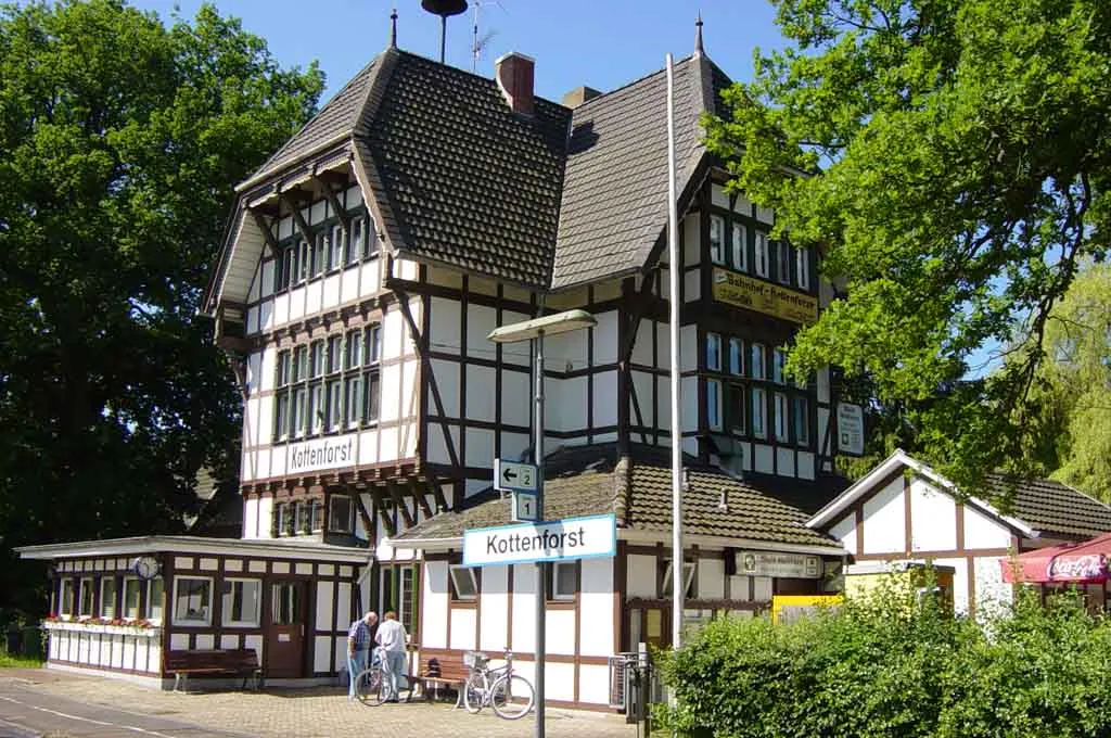 Photo showing: Kottenforst station in Meckenheim near Bonn, viewed from the platform.