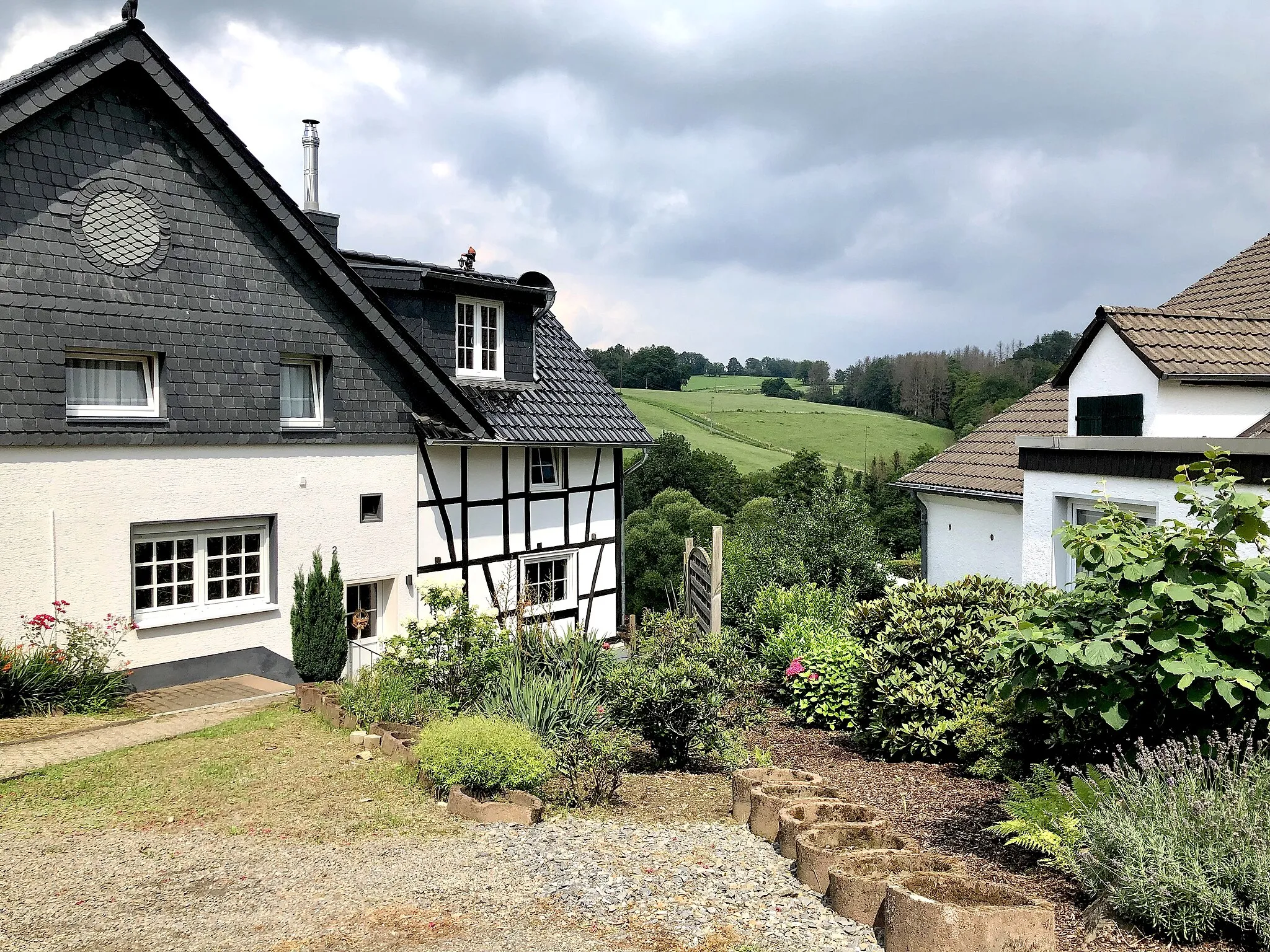 Photo showing: Oberkäsbach is a separate rural settlement of the farm type in the commune of Odenthal (North Rhine-Westphalia, Germany).