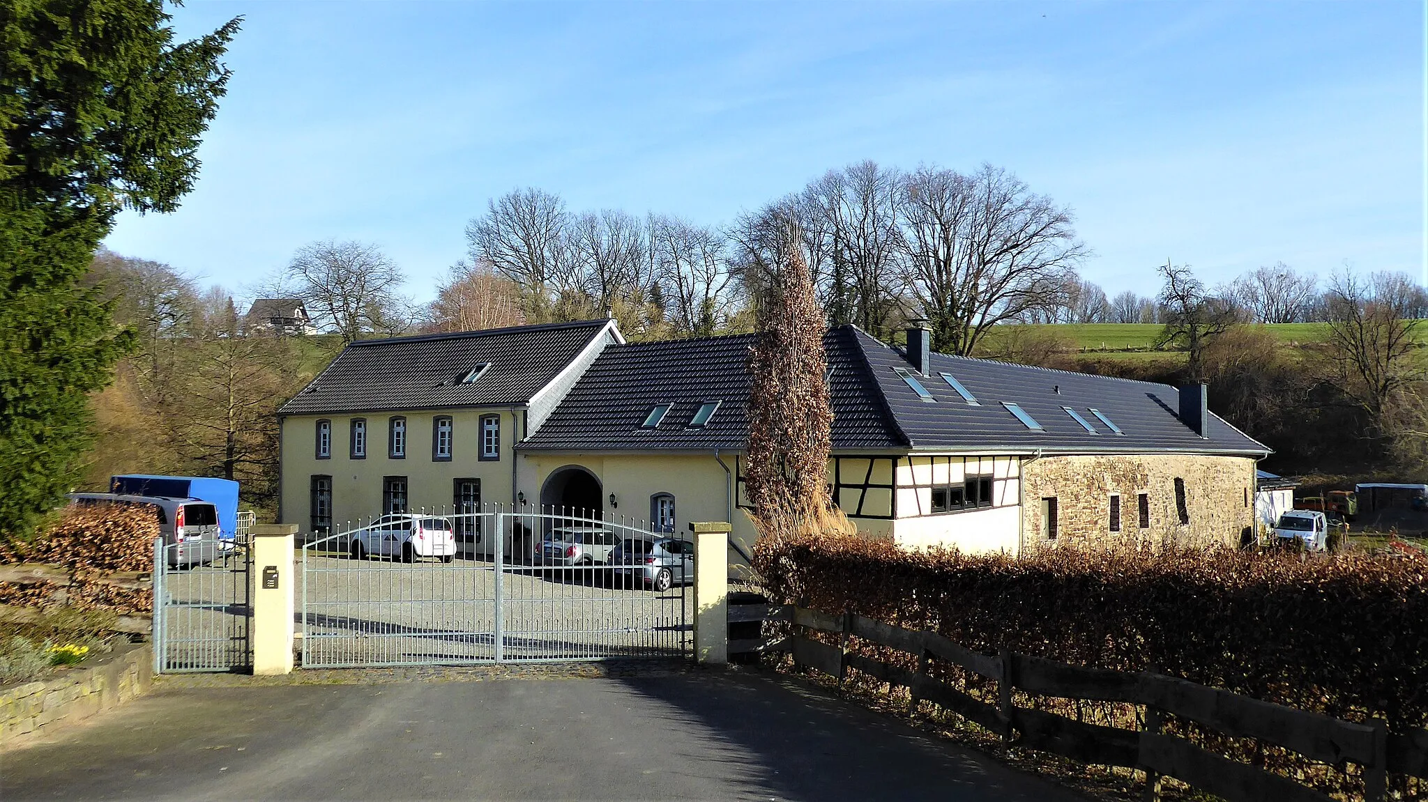 Photo showing: Burg Schönrath.Lohmar. Drehort der Episode "Einer muss singen" der TV-Serie Mord mit Aussicht.