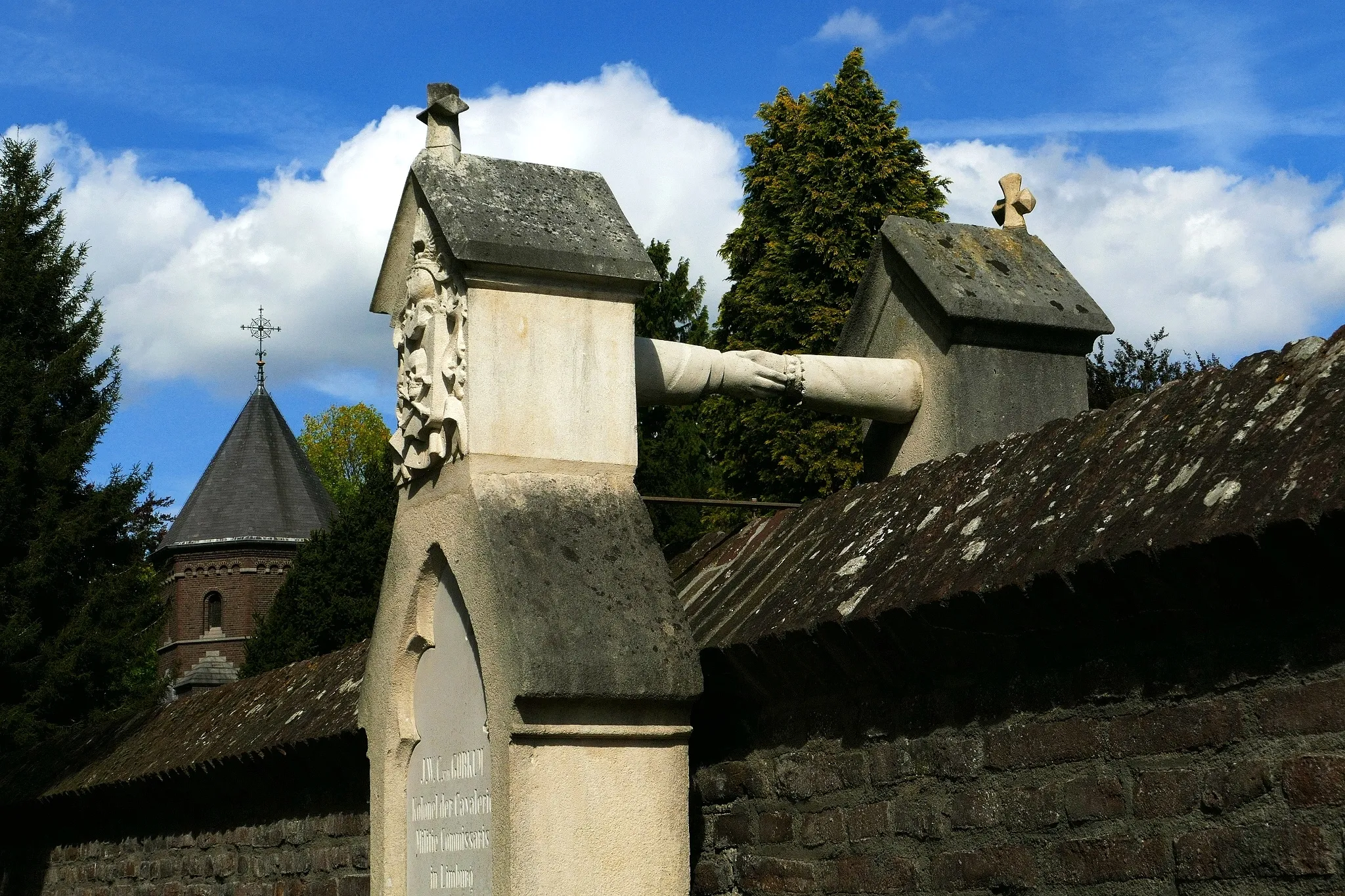 Photo showing: In the Dutch town of Roermond one can find the so-called 'Graf met de Handjes' (Grave with the hands).