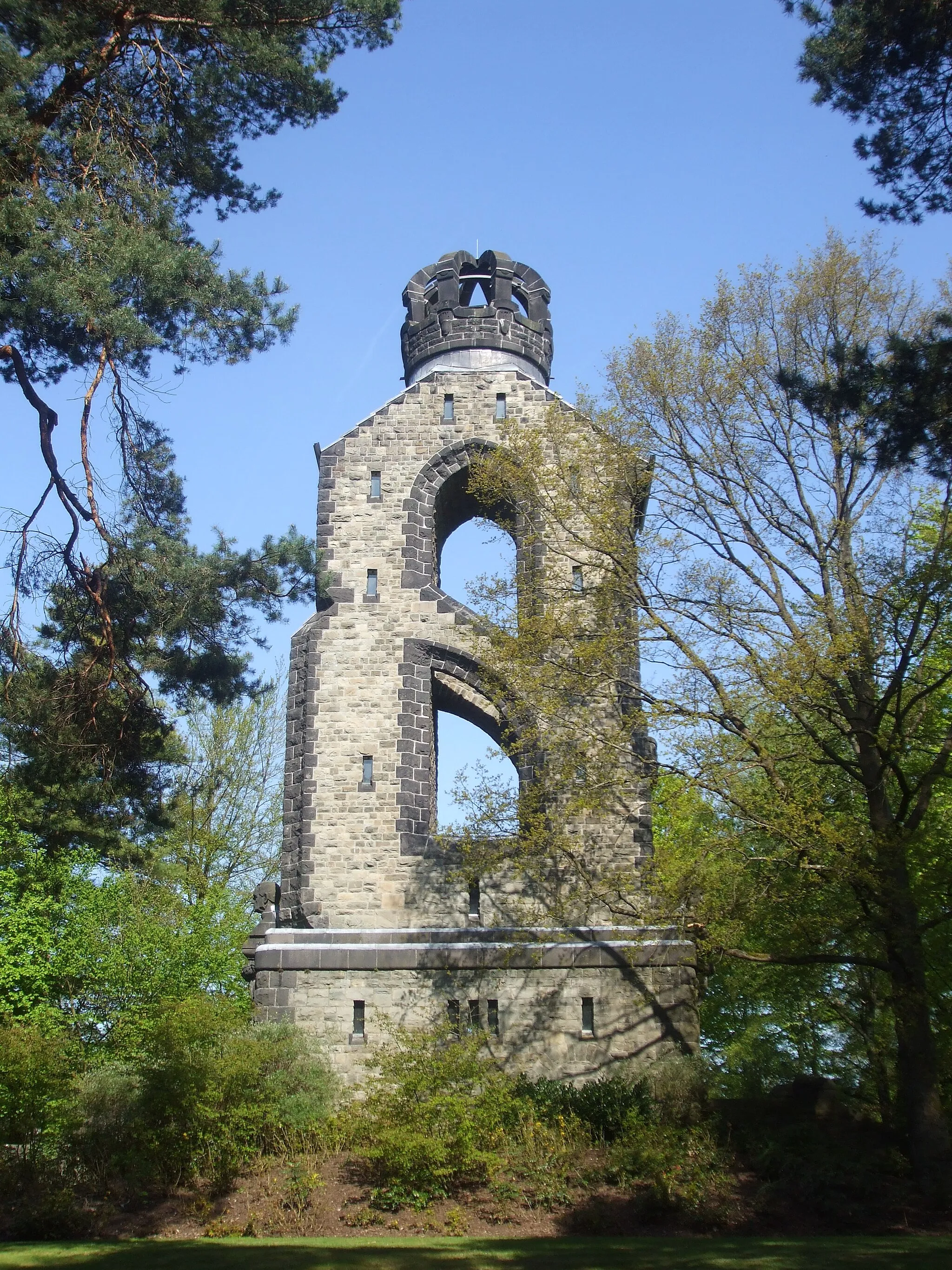 Photo showing: Bismarckturm auf dem Aachener Waldfriedhof, 1905 ff nach Plänen von Georg Frentzen errichtet. Grauwacke und Basaltlava (Krone).