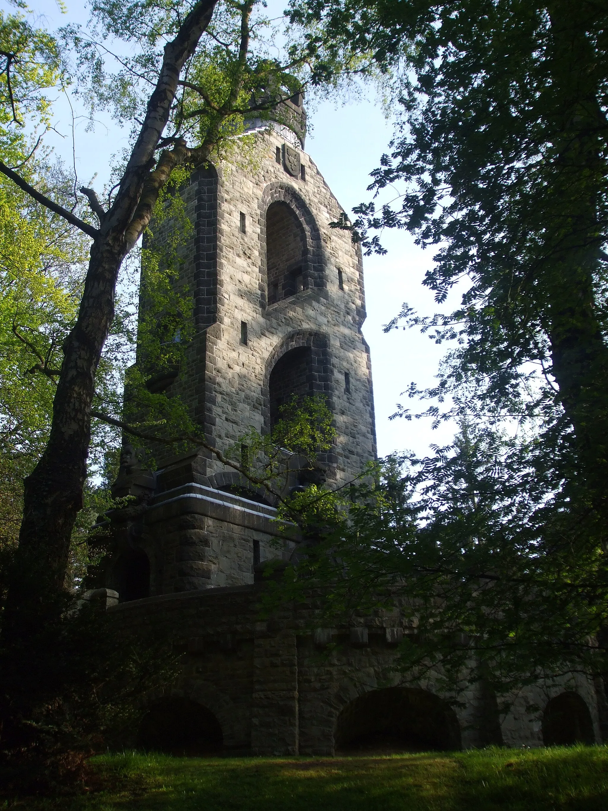 Photo showing: Bismarckturm auf dem Aachener Waldfriedhof, 1905 ff nach Plänen von Georg Frentzen errichtet. Grauwacke und Basaltlava (Krone). Die Büste an der Seite zeigt Albrecht von Roon.