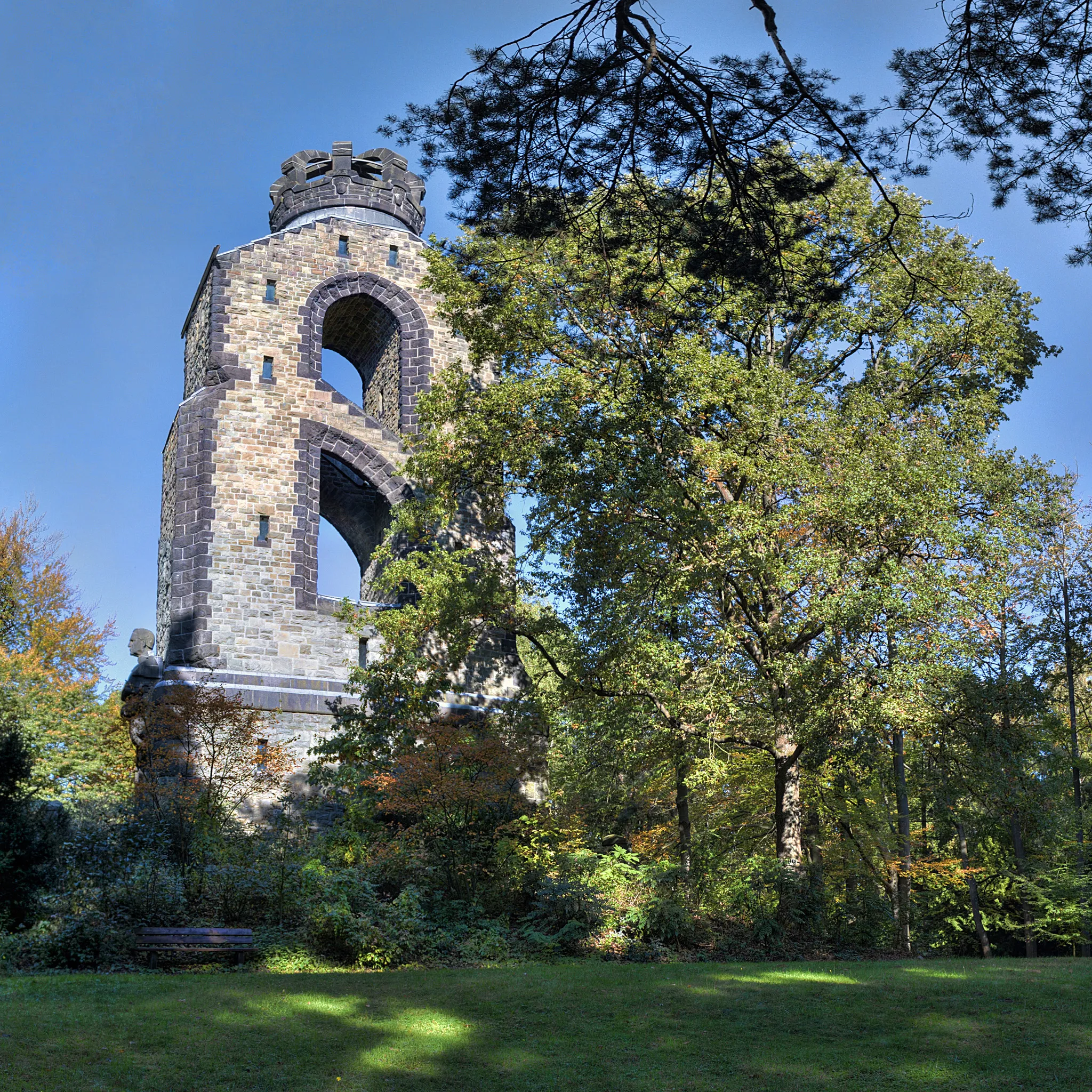 Photo showing: Aachen, Monschauer Straße: Bismarckturm; Entwurf Architekt Georg Frentzen, erbaut von Boswau & Knauer; geschmückt mit drei Büsten nach Entwürfen von Karl Krauss 	1907