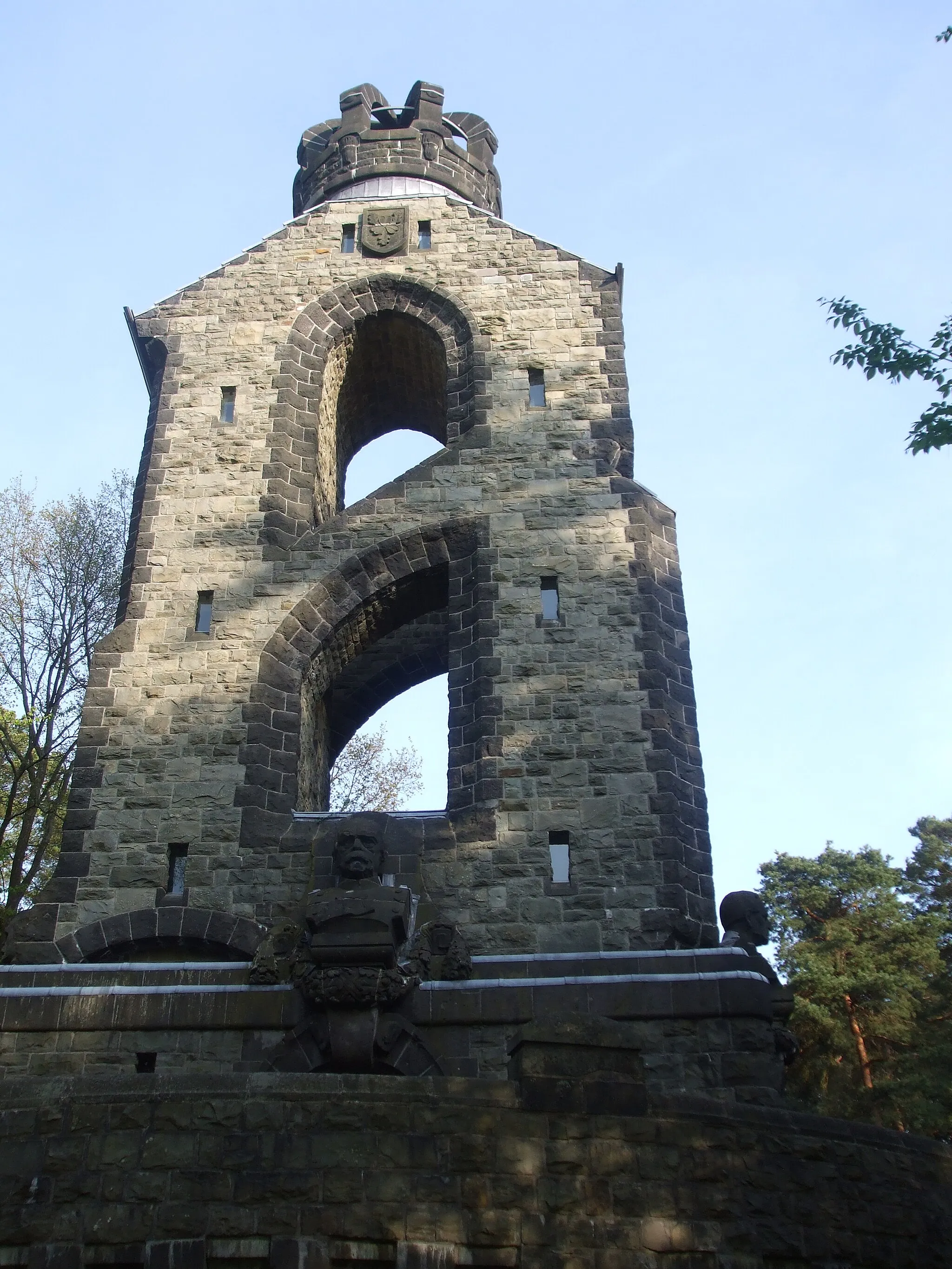 Photo showing: Bismarckturm auf dem Aachener Waldfriedhof, 1905 ff nach Plänen von Georg Frentzen errichtet. Grauwacke und Basaltlava (Krone). Die Büste zeigt Otto von Bismarck.