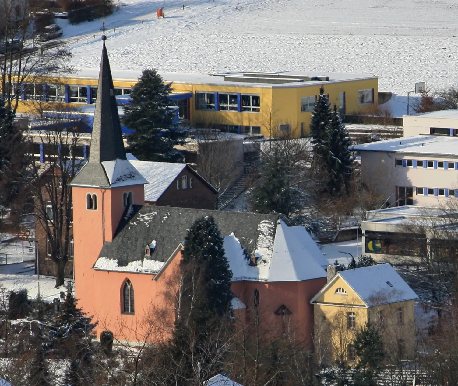 Photo showing: Katholische Pfarrkirche St. Gereon, Wachtberg-Niederbachem: Ansicht vom Rodderberg