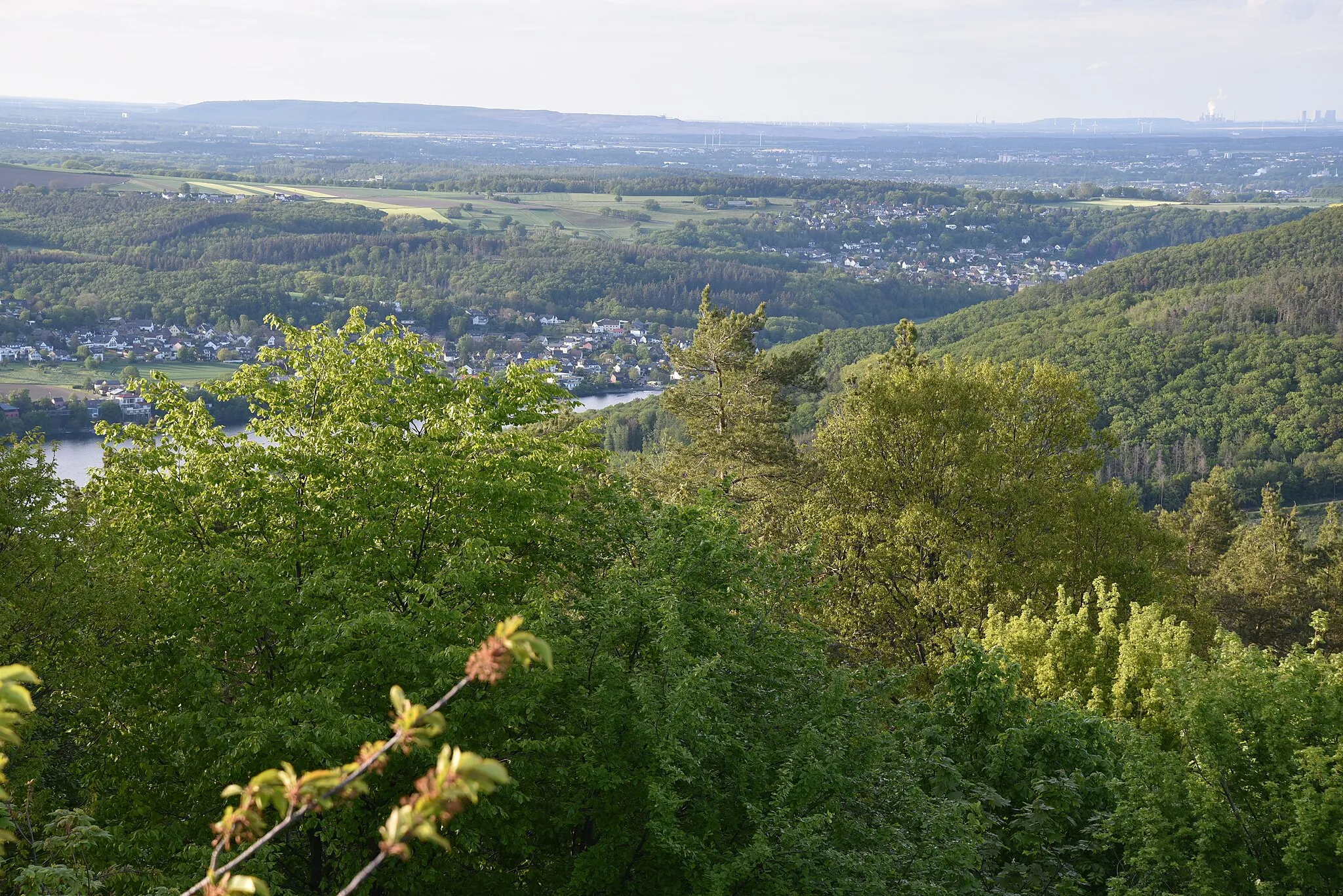 Photo showing: Obermaubach, its lake, Bogheim, Untermaubach and Bilstein seen from the Krawutschketurm on top of the Burgberg (North Rhine-Westphalia).