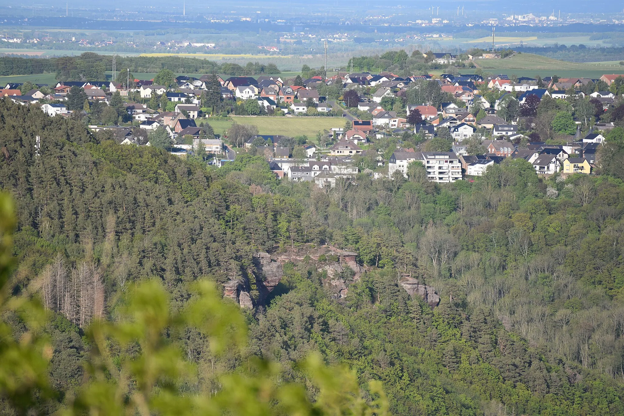 Photo showing: The northern part of Nideggen (North Rhine-Westphalia) and the sandstone cliffs of "Hirtzley" seen from the West (the top of the Burgberg near Bergstein).