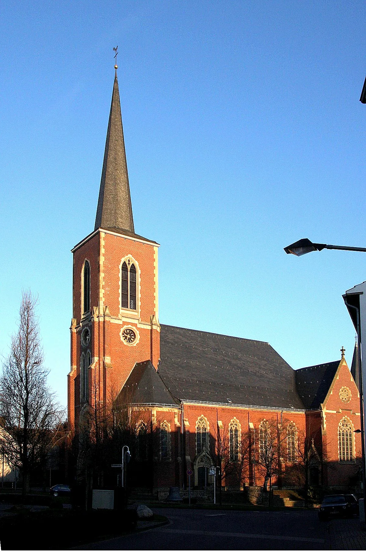 Photo showing: Pfarrkirche St. Petrus und Paulus in Würselen/Bardenberg. Ansicht aus südlicher Richtung.