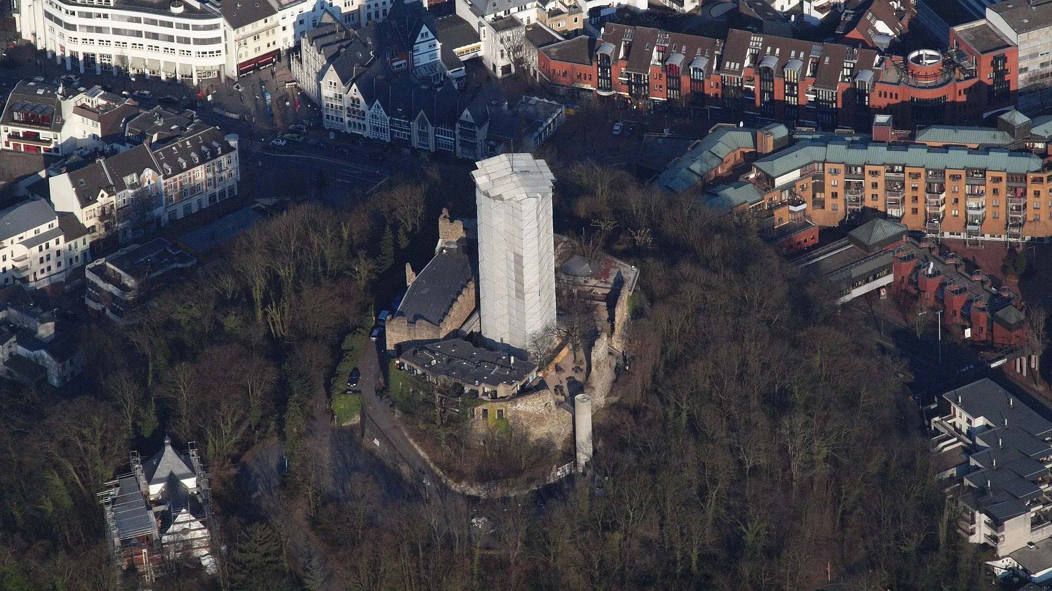 Photo showing: Die Godesburg während der Sanierung des Bergfrieds im April 2013
