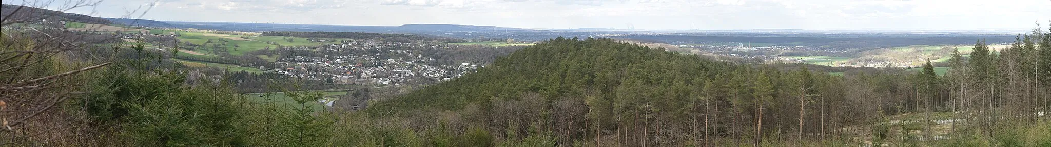 Photo showing: Panoramic view of Untermaubach (North Rhine-Westphalia) with Duren in the distance pictured from the Panoramaweg nearby Engelsblick on the Mausauel.