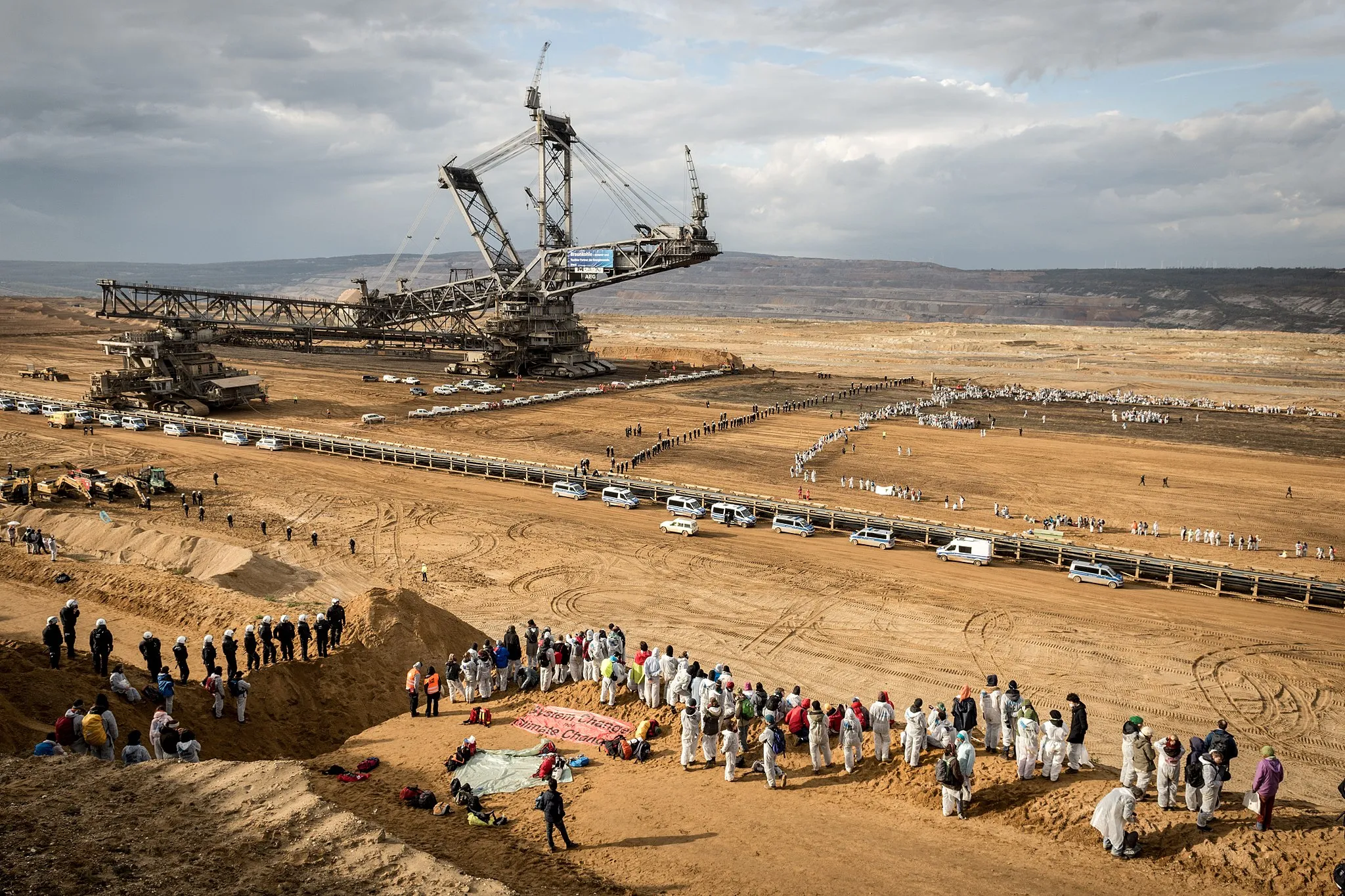Photo showing: On November 5, 2017, at the beginning of COP 23, the activist organization Attac and the alliance Ende Gelände demonstrated against lignite-fired power generation in the Rhenish lignite mining district not far from Bonn.
After the rally with several thousand people, about 600 people invaded the open pit Hambach.

The operator had to stop two bucket-wheel excavators.
