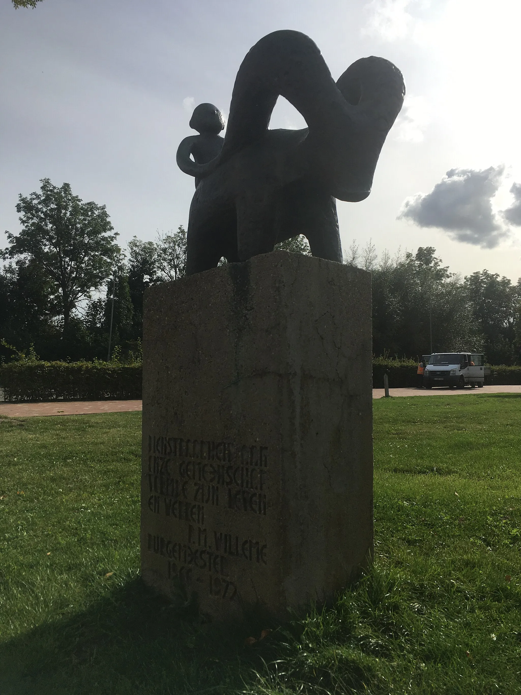 Photo showing: Beeld "Jongen op Ram", in 1972 geplaatst bij scholencomplex aan Susterderweg als herinnering aan burgemeester Pierre Willeme (1923-1972) en in 2015 herplaatst bij sportpark Krekelzank in Nieuwstadt. Foto genomen in september 2021.