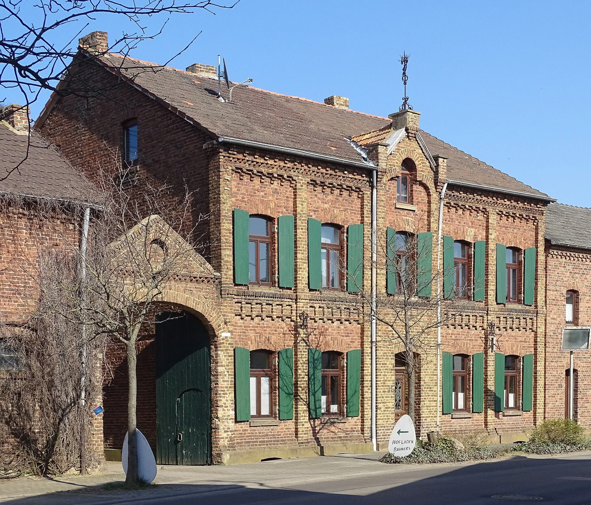 Photo showing: Brick property in Ramershoven, Flerzheimer Straße 33: residential house and gate entrance of the property.