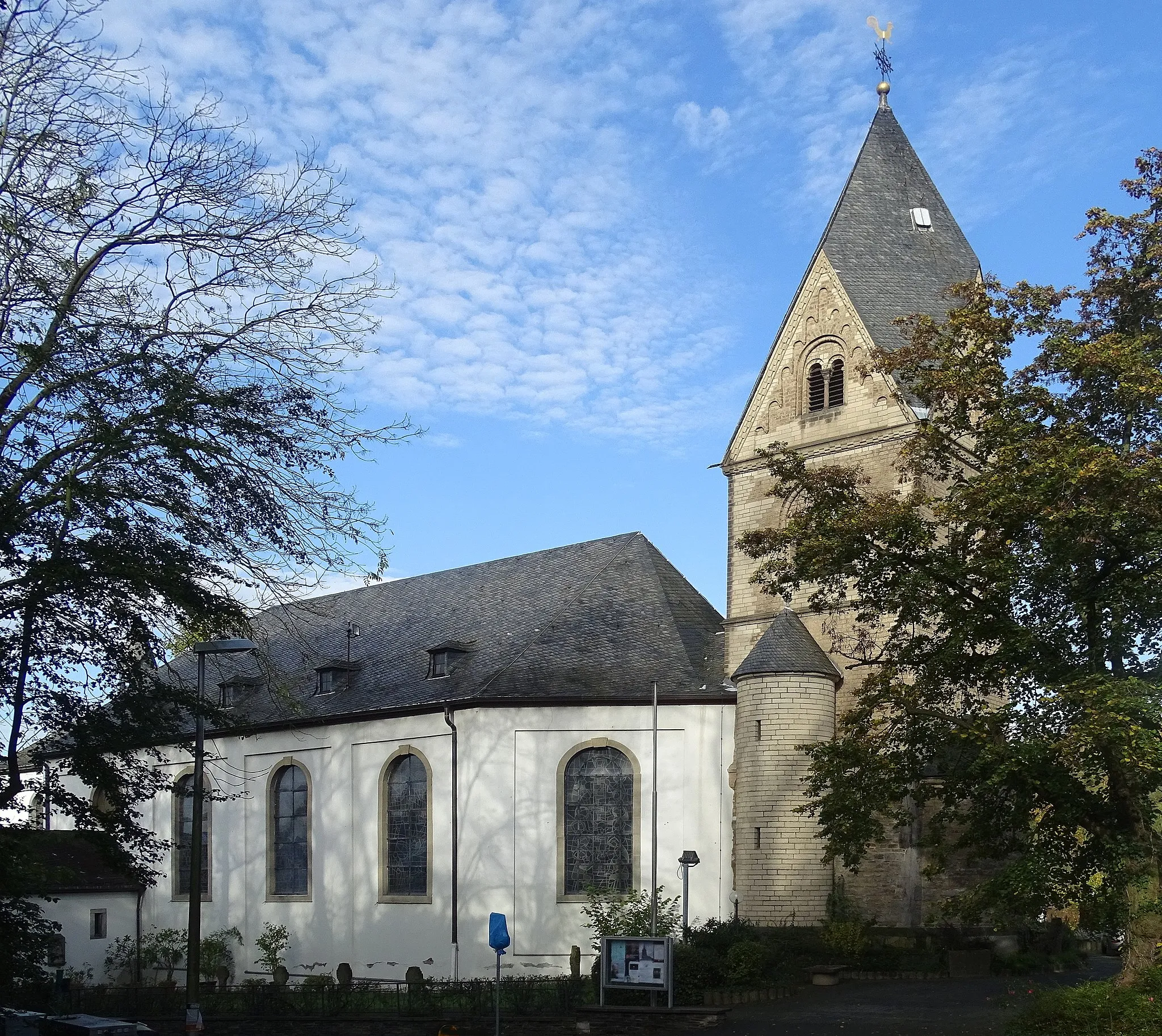 Photo showing: Catholic church of St. Laurentius in Oberdollendorf: view from the Rennenbergstraße