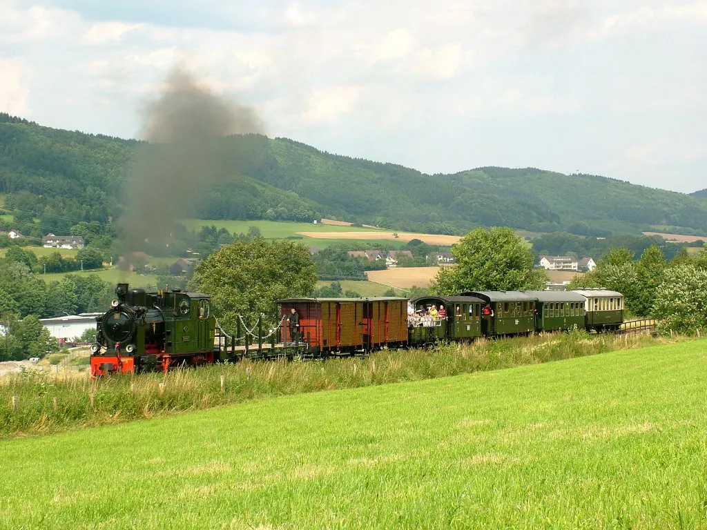 Photo showing: Museum train of the de:Märkische Museums-Eisenbahn between Seissenschmidt and Hüinghausen, 14.07.2007