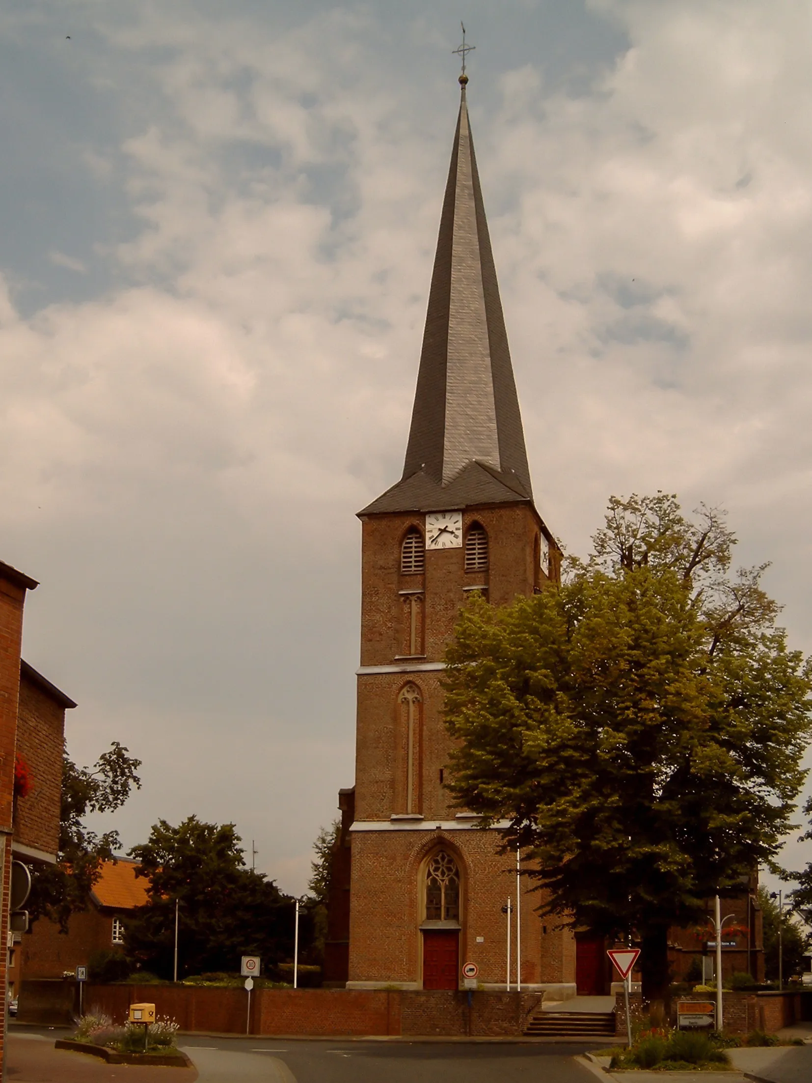 Photo showing: Leuth, church