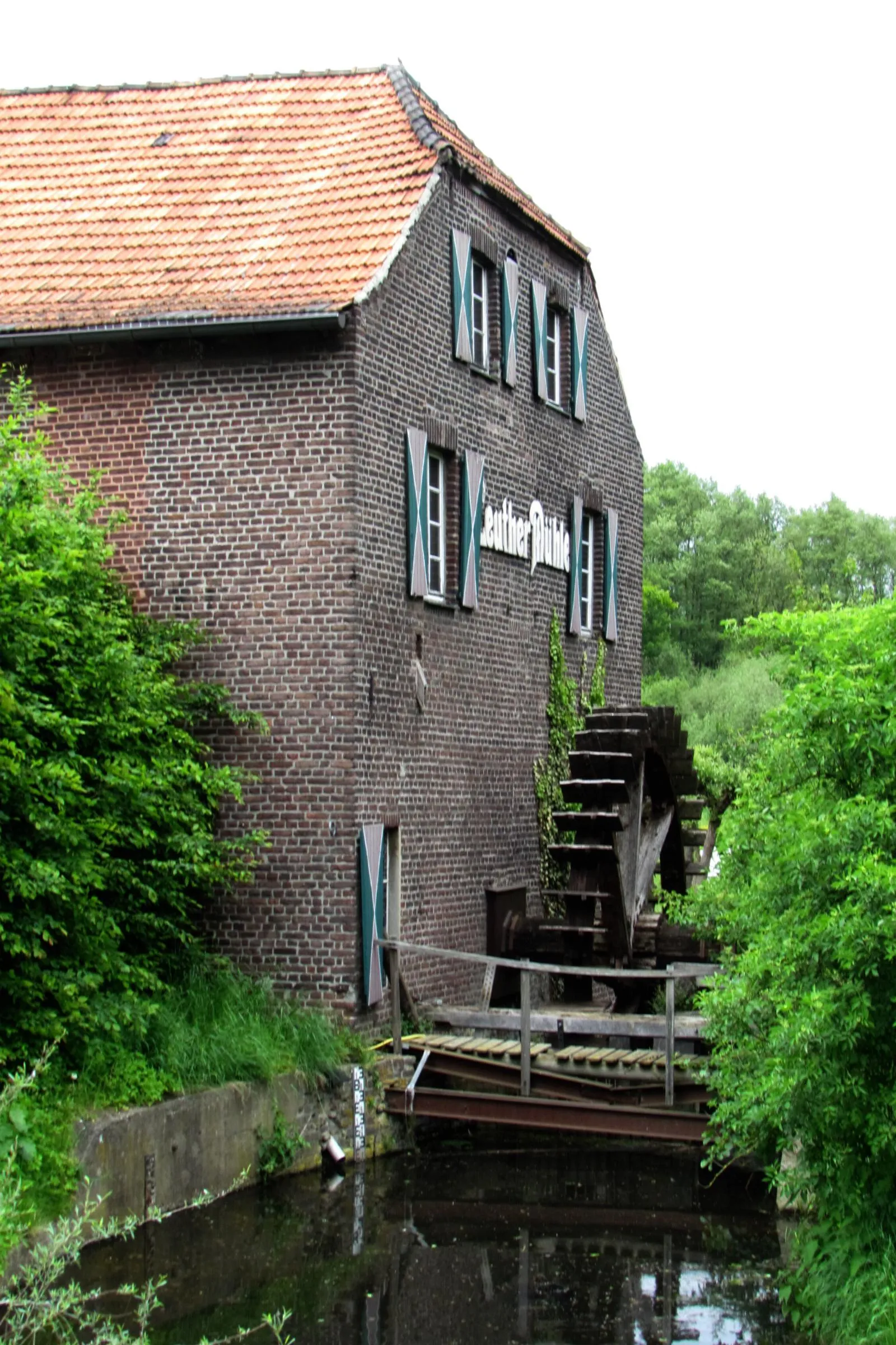 Photo showing: Das Wasserrad der Leuther Mühle