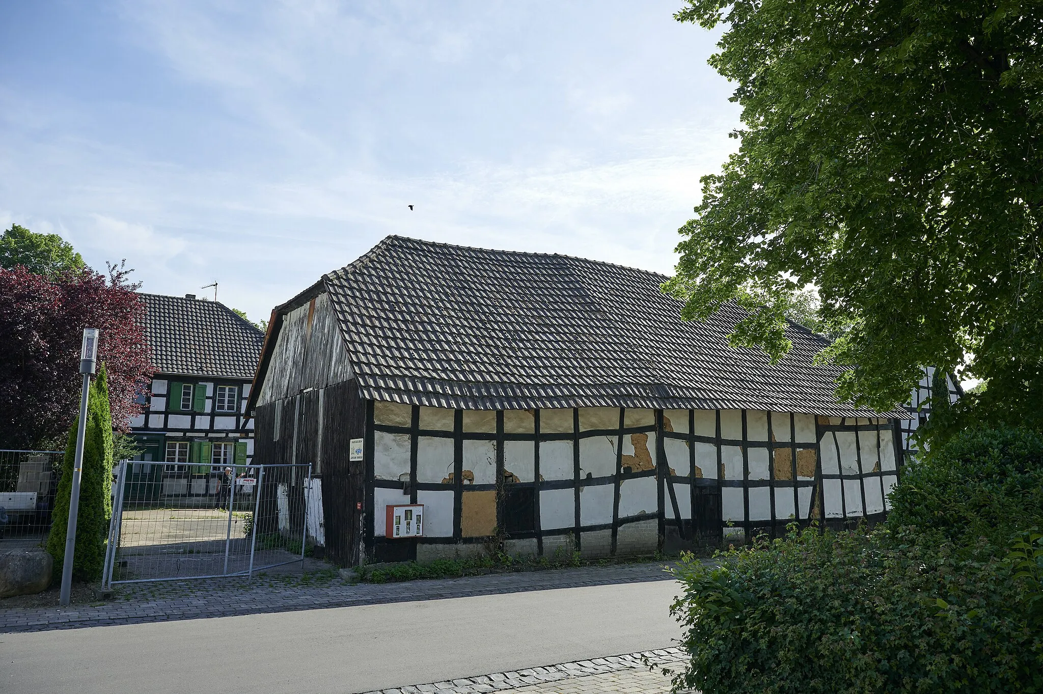 Photo showing: Fachwerkhof, genannt "Neuhof" in Lohmar. Zustand Mai 2022, vor Restaurierung.