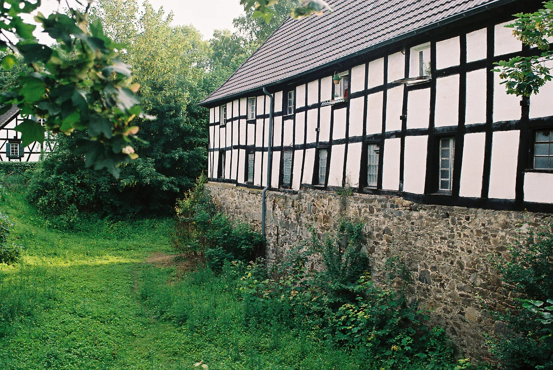 Photo showing: Castle Burg Lohmar, Lohmar, southern corner of the eastern wing with moat