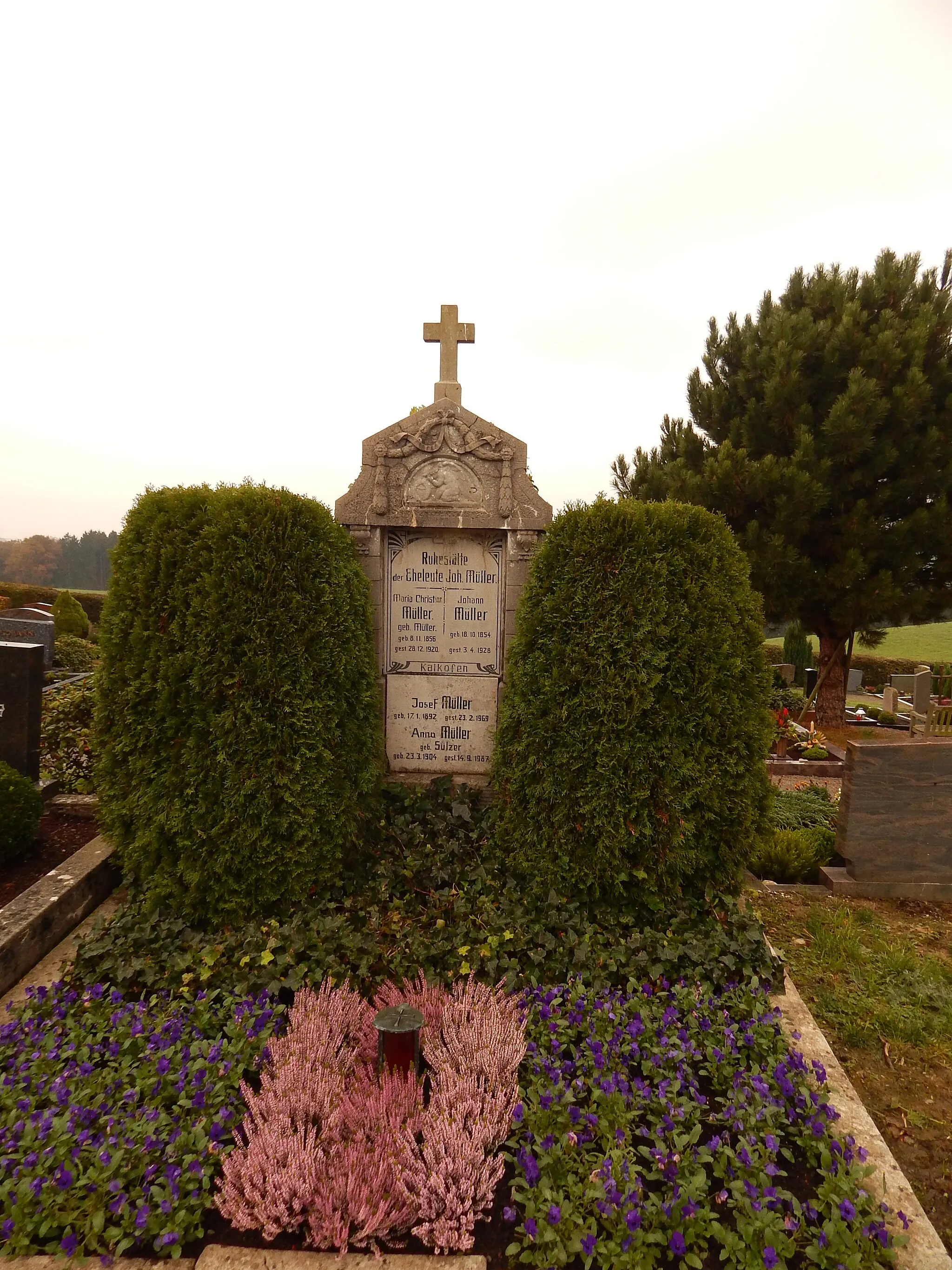 Photo showing: Denkmalgeschütztes Grabmal auf dem alten Friedhof Hohkeppel