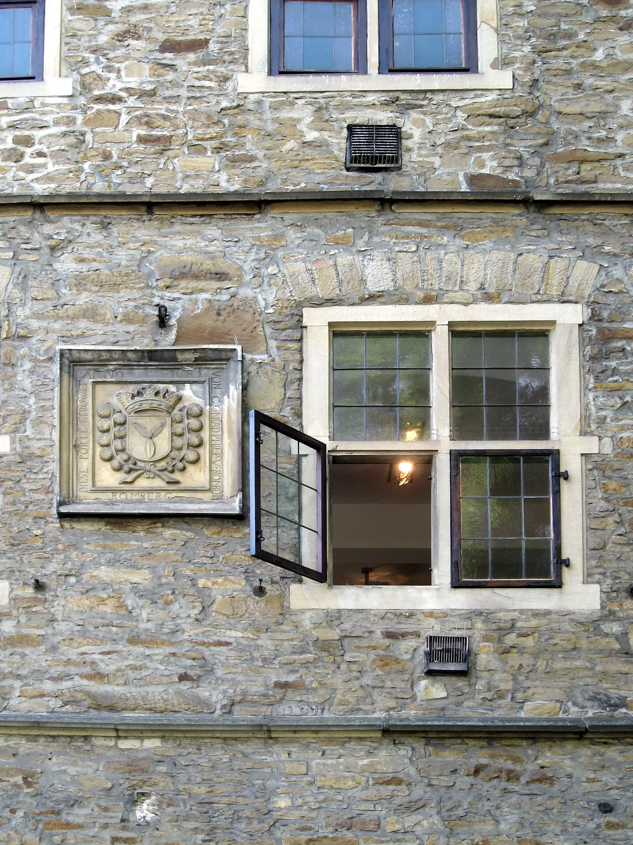 Photo showing: Dortmund, Rombergpark, Torhaus, Rückseite (Ostseite), Wappen mit der Inschrift:
«DIESE PORTE GEBOWET ANNO 1681 VON CONRAD PHILIP V. ROMBERG
ROMBERG»