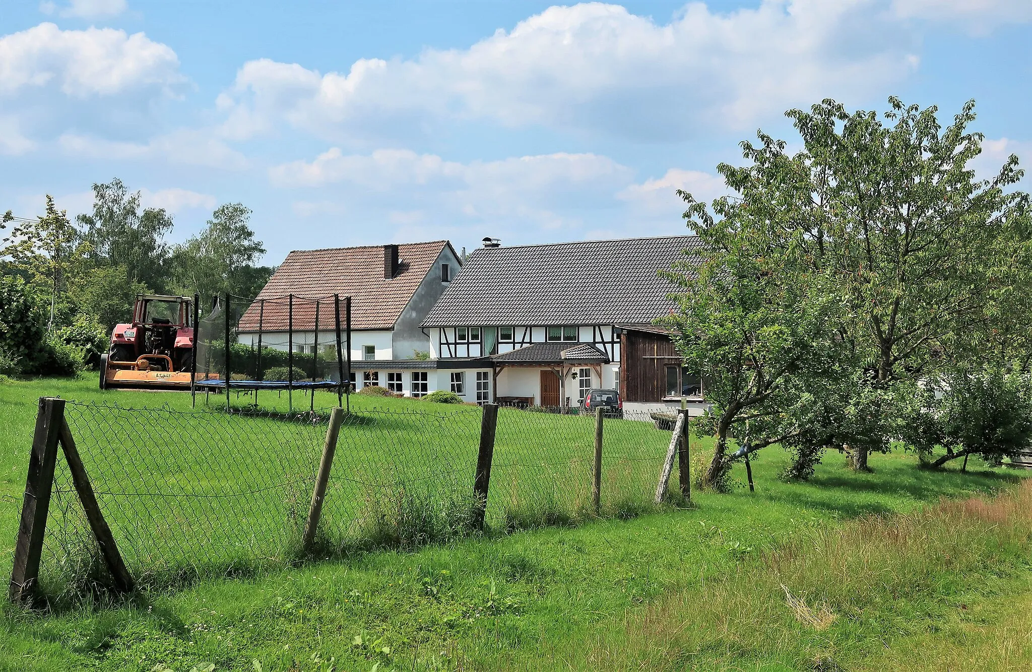 Photo showing: Blick auf ein Wohnhaus und ein Hofgebäude im Attendorner Ortsteil Hofkühl.