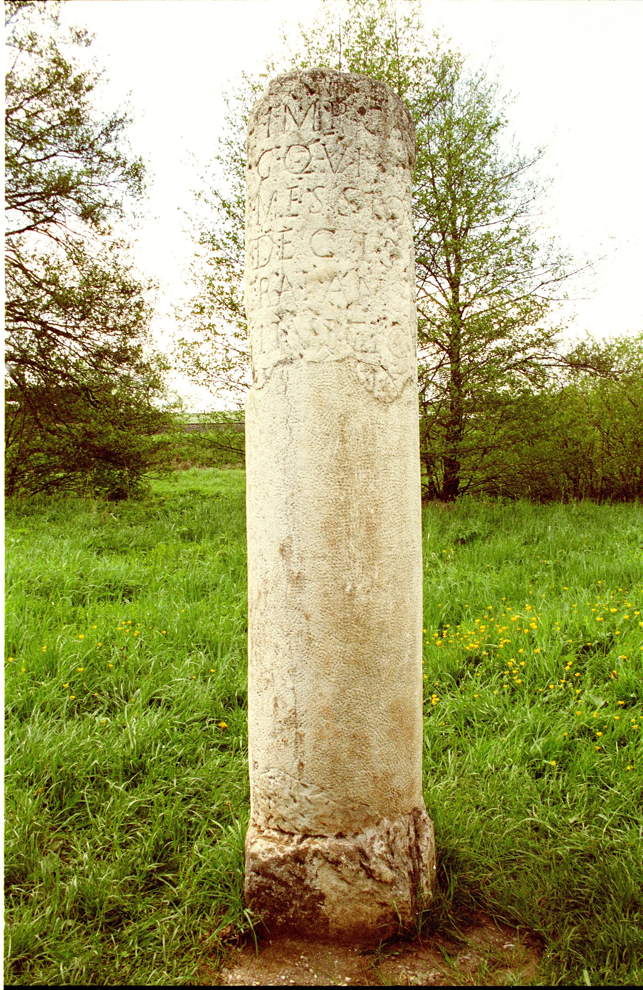 Photo showing: Rekonstruktion und Römischer Meilenstein im Steinrütsch bei Nettersheim. Original at Bonn, Rhein. Landesmus. Other copy at archaeological park Xanten. Epigraphische Datenbank Heidelberg HD014806. Weitere Fotos F001718 F004097 F004135 F018886 F018887 F018888.