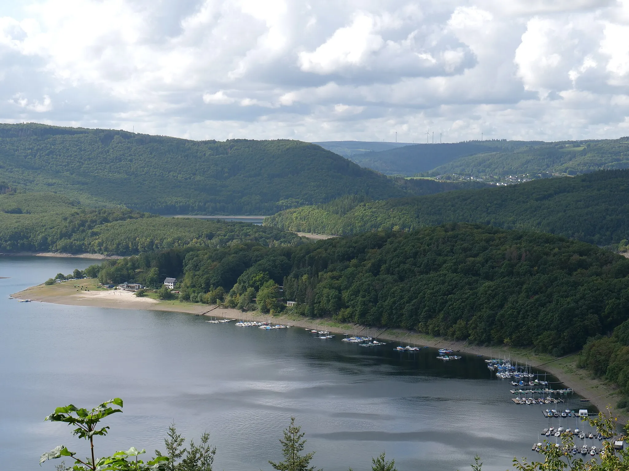 Photo showing: Die Rurtalsperre vom Aussichtspunkt Schöne Aussicht Schmidt aus.