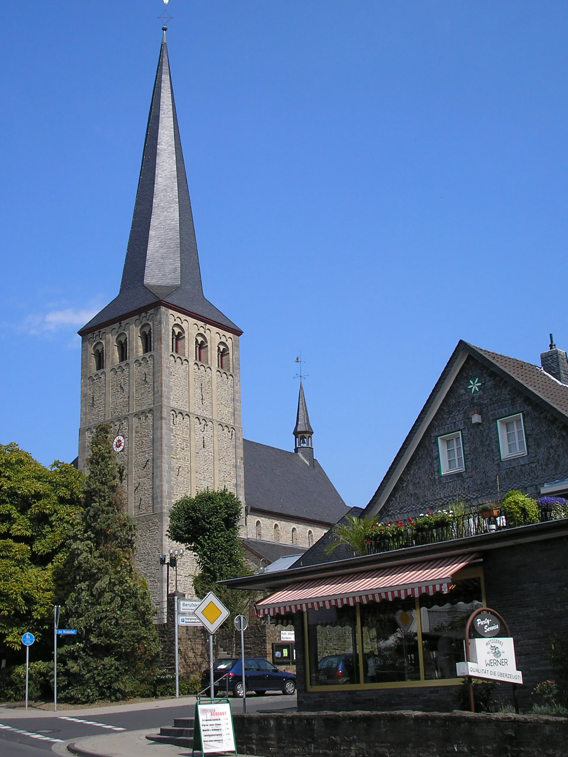 Photo showing: Neunkirchen, Kath. Pfarrkirche St. Margareta, Blick von der Hauptstrasse