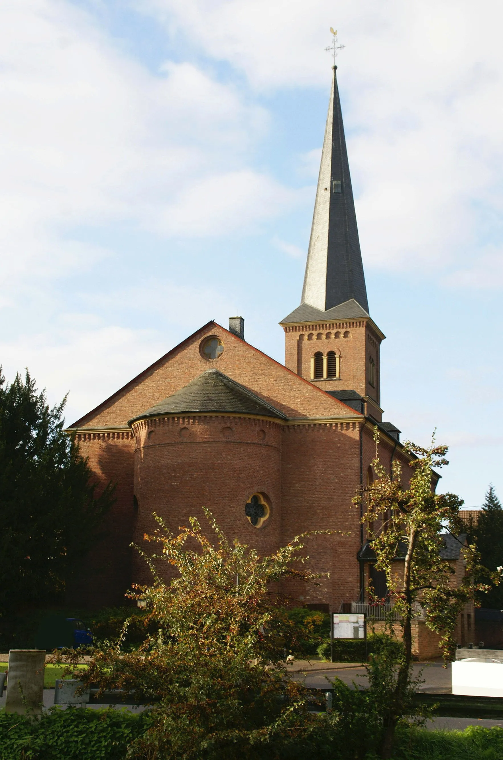 Photo showing: Catholic parish church of St. Kunibert in Heimerzheim, Kirchstraße. Sight from the Bachstraße over the river Swist