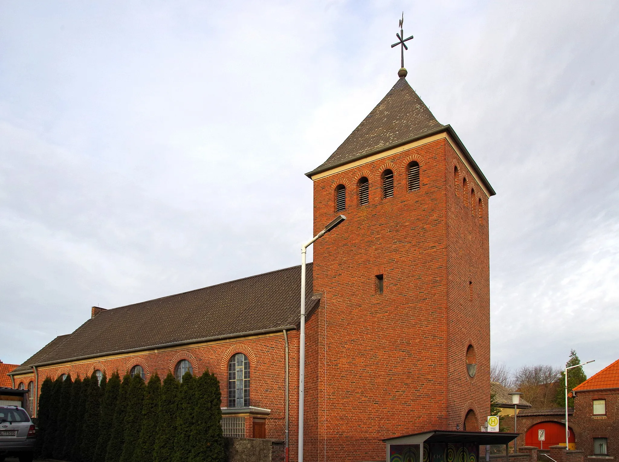 Photo showing: St. Hermann Josef (Floßdorf), Südwestseite
